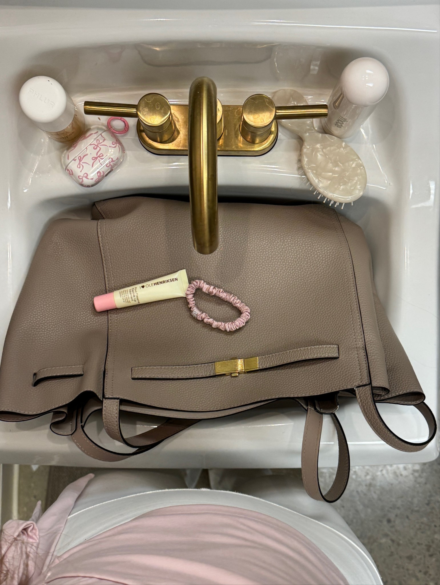 Pilates essentials 🫶🏻🩰

#pilatesprincess 

#LTKfitnessgoals #LTKmorningroutine #LTKootd