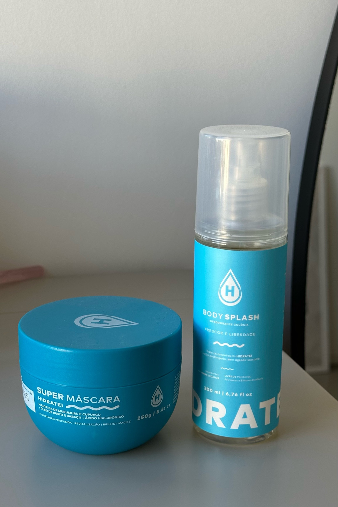 Máscara de nutrição para cabelos com frizz. Hidratei Super Máscara proporciona hidratação profunda e protege a queratina da fibra capilar.

A Máscara de Nutrição Hidratei Super Máscara foi especialmente desenvolvida com Ácido Hialurônico, Óleo de Buriti, Manteigas de Murumuru e Cupuaçu, auxiliando no fortalecimento dos cabelos, prevenindo frizz e pontas duplas.

Body Splash com cheiro oficial da marca 🥰