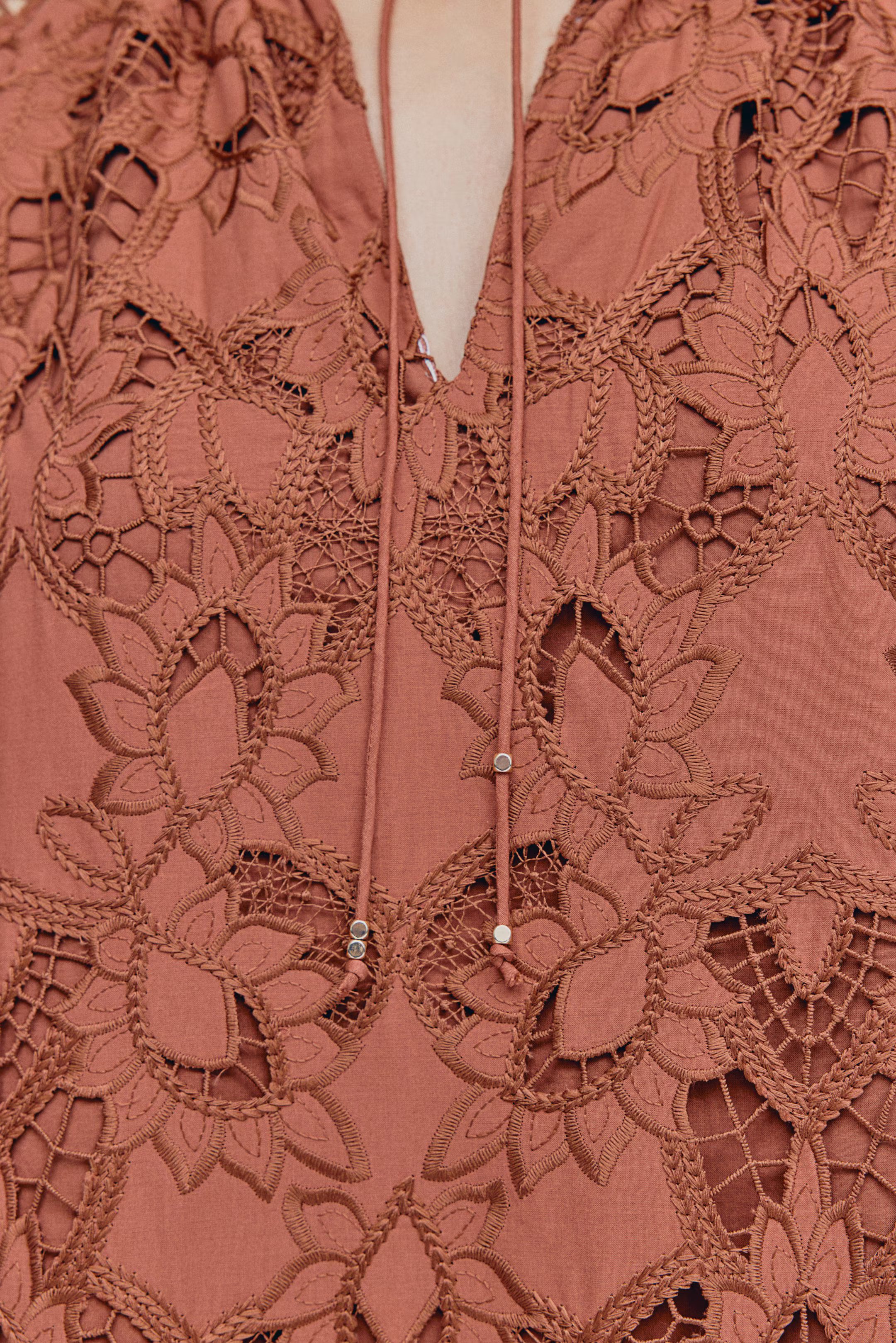 Broderie anglaise dress | H&M (UK, MY, IN, SG, PH, TW, HK)