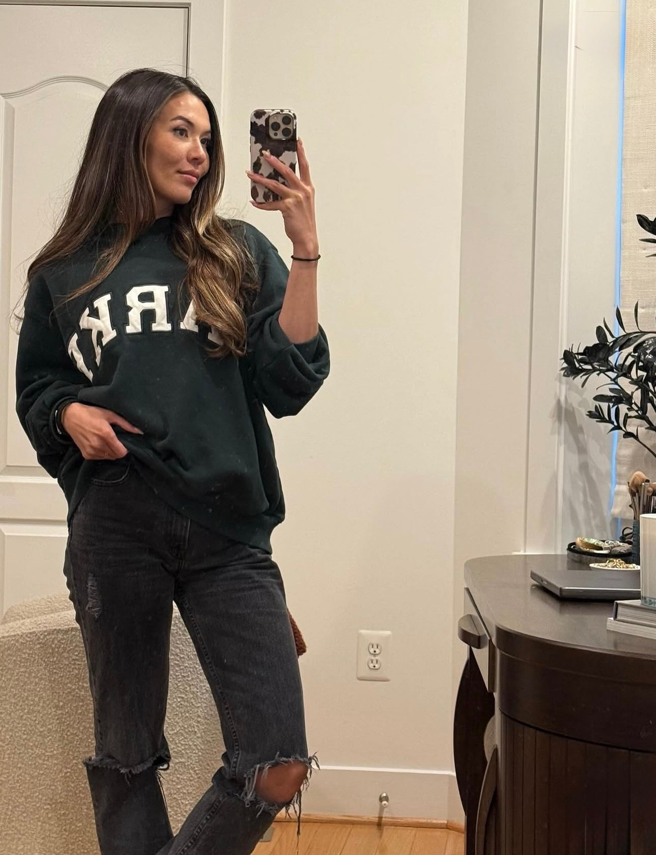 The most comfortable sweatshirt 😍

These jeans are Abercrombie but they do not make them with rips anymore so I linked similar ones!

#LTKStyleTip #LTKU #LTKSeasonal