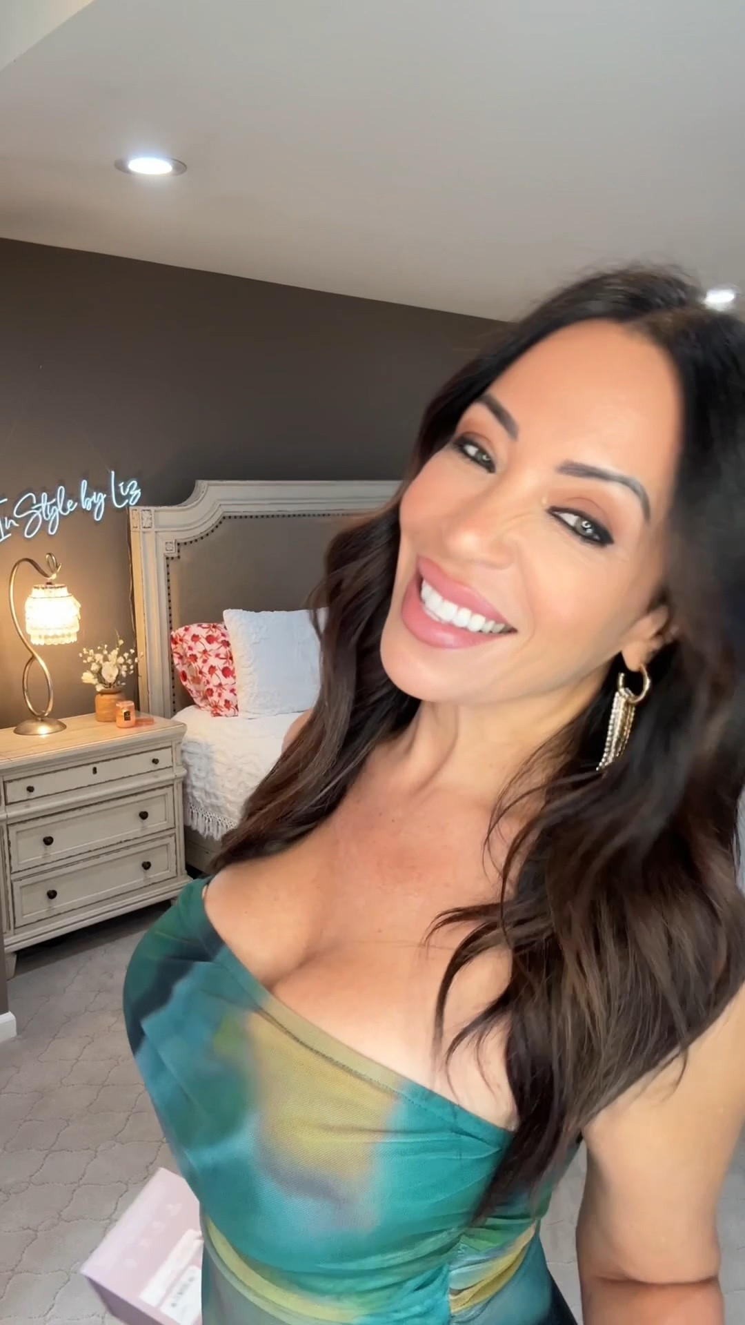 @welovenood #ad
Date night ready! 🍷✨ Heading out to a winery with my husband, but my strapless dress was feeling just a little too plain straight across the top. Enter the NOOD Push-Up Luxe Adhesive Bra!
I've been a longtime fan of NOOD stickies (say goodbye to the ones that hurt and make you sweat 🙅‍♀️), but this was my first time trying the push-up version. The vava-voom is real! Proper undergarments can completely change your entire look. Now, off to get that glass of wine! 🥂