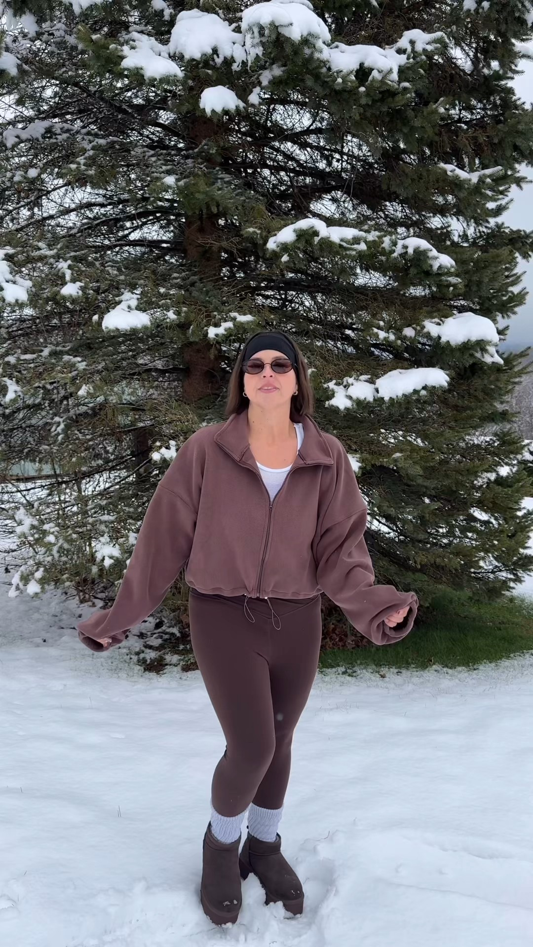 When it snows there will be a photo shoot day 3 of vlogmas 2025! 

Top: Size L from Qinsen
Leggings size M