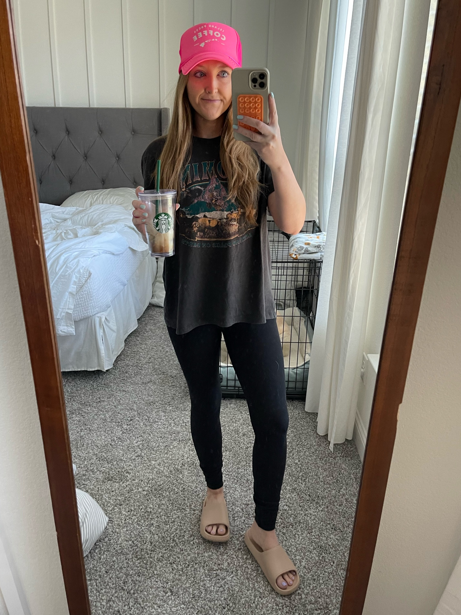 School dropoff outfit 💁🏼‍♀️ Toddler mom outfit comfy casual cute leggings graphic tee and pink trucker hat #toddlermom #momfit #realisticmomoutfit