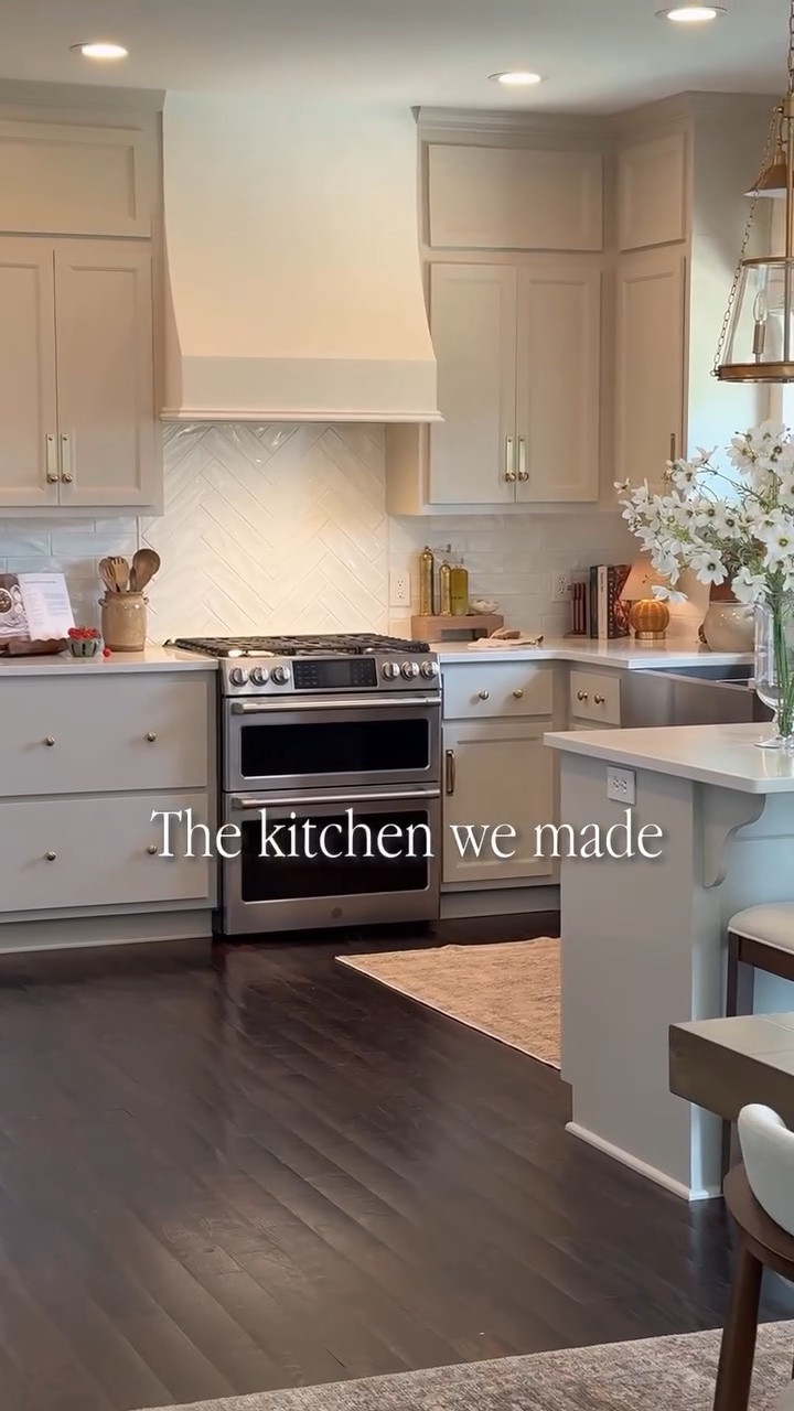 The kitchen we had and the kitchen we made to custom 😌🤎
I was ready to dive into the biggest upgrades in our home by ourselves. 

Watch the full makeover and DIYs we went to transform our kitchen in my YouTube channel 🤎▶️

Comment SHOP for the links! 🤎

Kitchen transformation . Kitchen before and after . Kitchen makeover . Kitchen inspiration . Home design . Home styling . Kitchen desing. Kitchen design ideas . DIY