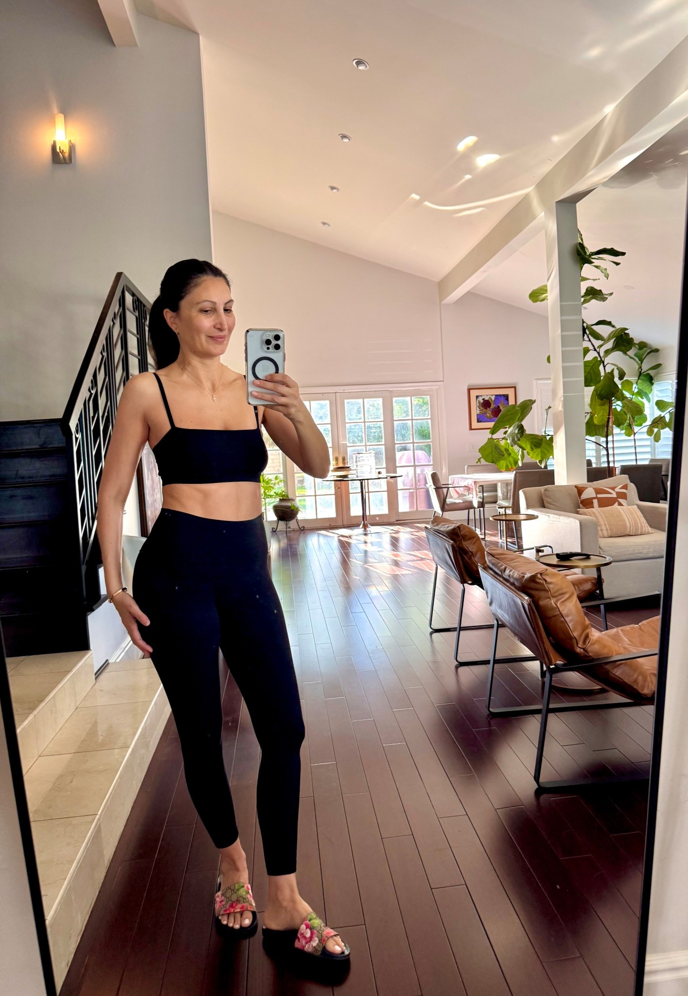 Butter leggings and sports bra. 

#nocameltoe #butterlegging
#aritzialegging