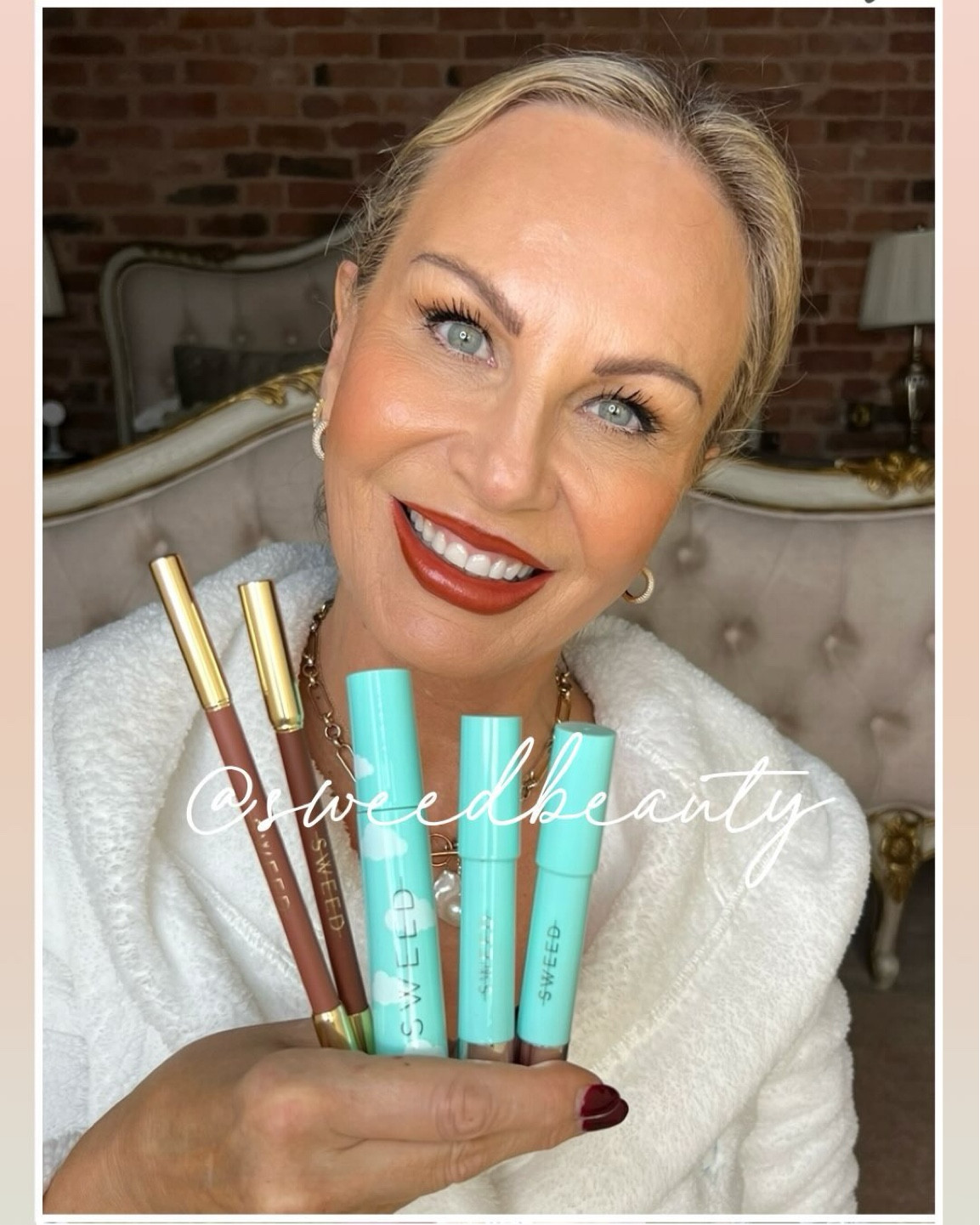 I’ve got to Tell You a Secret…. @sweedbeauty 🩵
•
I’ve not heard of this brand before, have you? 
But I’m an absolute convert, the mascara is incredible… lengthening and Volumising that stays put all daylong , the lip liner is so soft and pigmented with staying power ( it could be used as a lipstick on its own) and the lip stick pencils are not only in amazing colours but are super hydrating too .
•
Yes @sweedbeauty  I absolutely adore your gorgeous brand, I can’t wait to try the foundation they look incredible too!!! 
•
•
•
•
•
#sweedbeauty #makeuptutorial #makeuplover #makeupbrand #makeuplooks #lipsticktutorial #lipstickaddict #makeupreel