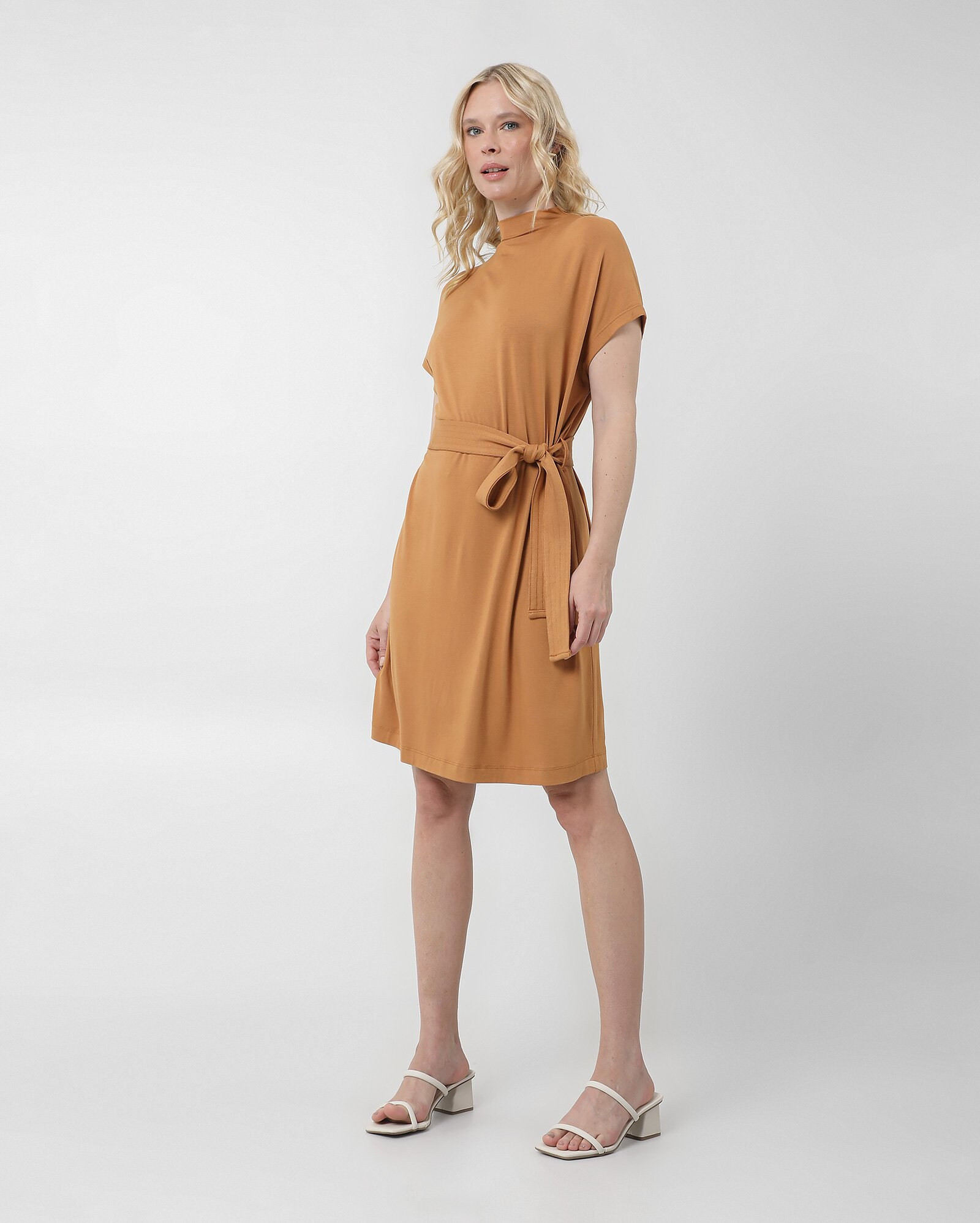 Vestido curto de viscose com cinto - Marrom Claro |  AK by Riachuelo | Riachuelo (BR)