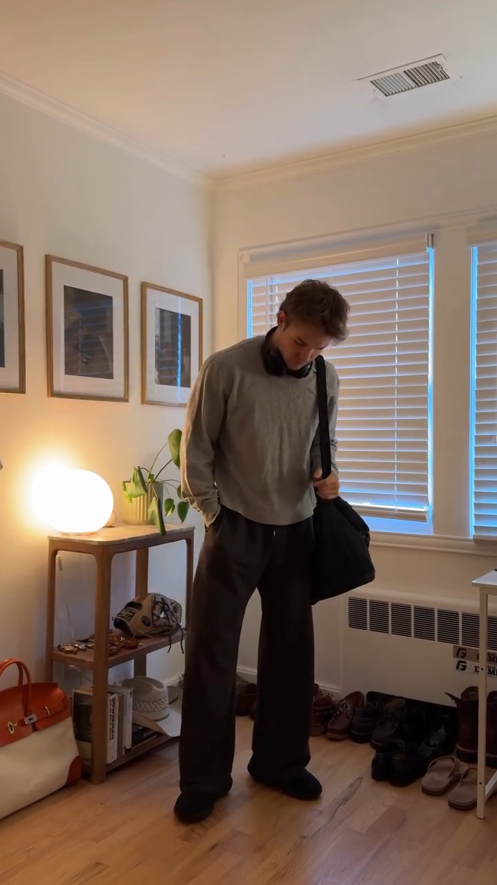 It was too early to set up the camera😅

Here’s some my favorite clothing pieces for a gym fit lately. @hausofficial for the tank, @abercrombie for the long sleeve, @nordstrom for the sweatpants, @lululemon for the mules 👀

🏷️: gym outfit, men’s gym fit, gym fits, workout outfit #gymoutfits #mensoutfit #gymfit