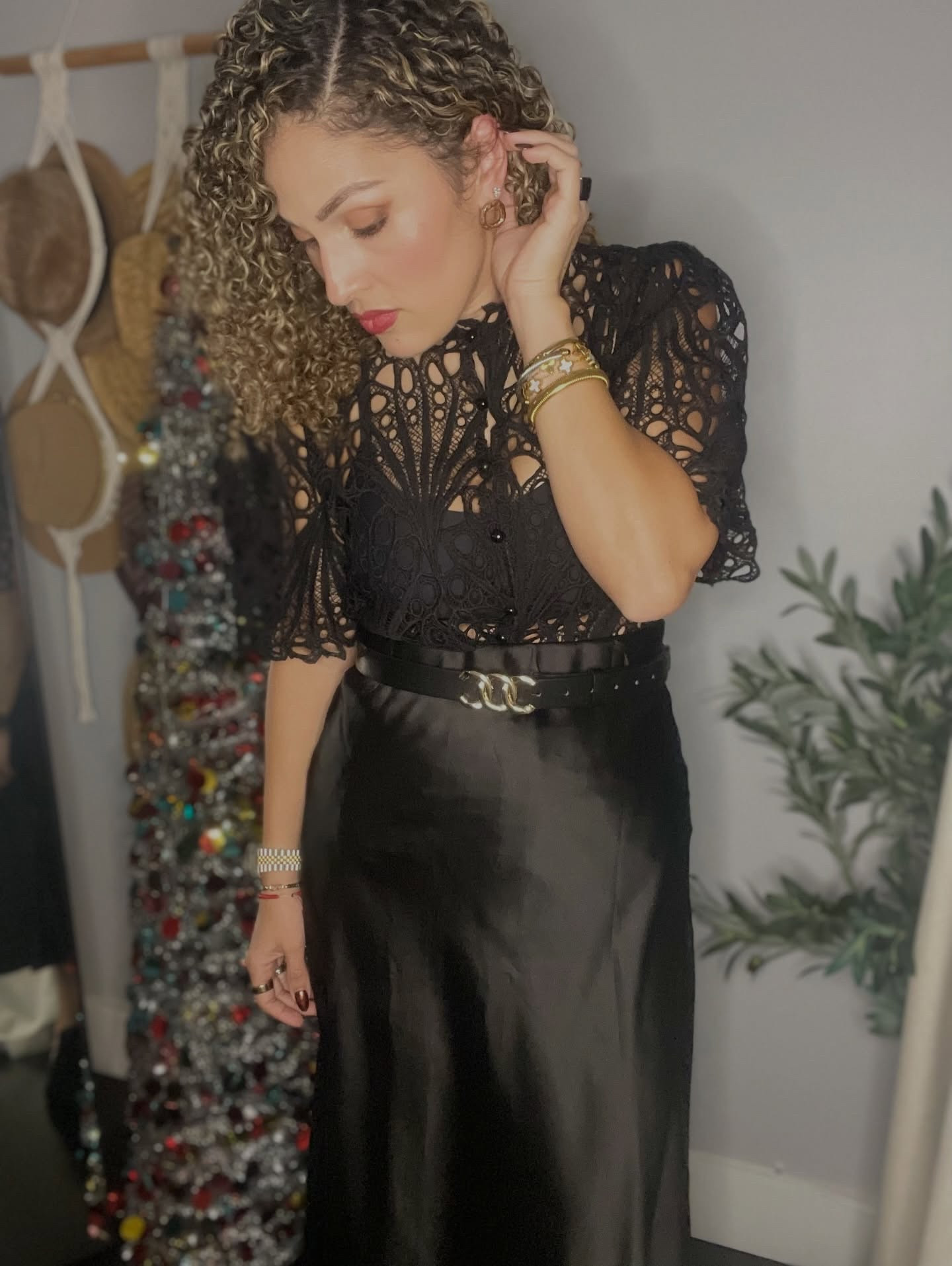 This outfit's been brewing in my mind for ages, stoked to see it come together!

I am@wearing size medium in everything, everything fits TTS:

For reference I am 5’5” 
weight approx 150-155 lbs
Size - M
Shoe Size - 9 

Save for inspo and check my Amazon storefront and LTK for all the links.

Este outfit llevaba tiempo rondándome la cabeza y por fin lo veo hecho realidad. 

Encuentra este y más looks en mi LTK y asegúrate de seguirme para más inspiración.

Todo queda de acuerdo a la talla, use Mediano en todo.

Para referencias de talla:
Yo mido 5’5”
Peso 150-155
Uso talla Mediano 
Calzado: 9

#HolidayGlam #allblackoutfit #FestiveFashion #HolidayOutfitInspo #WinterStyle