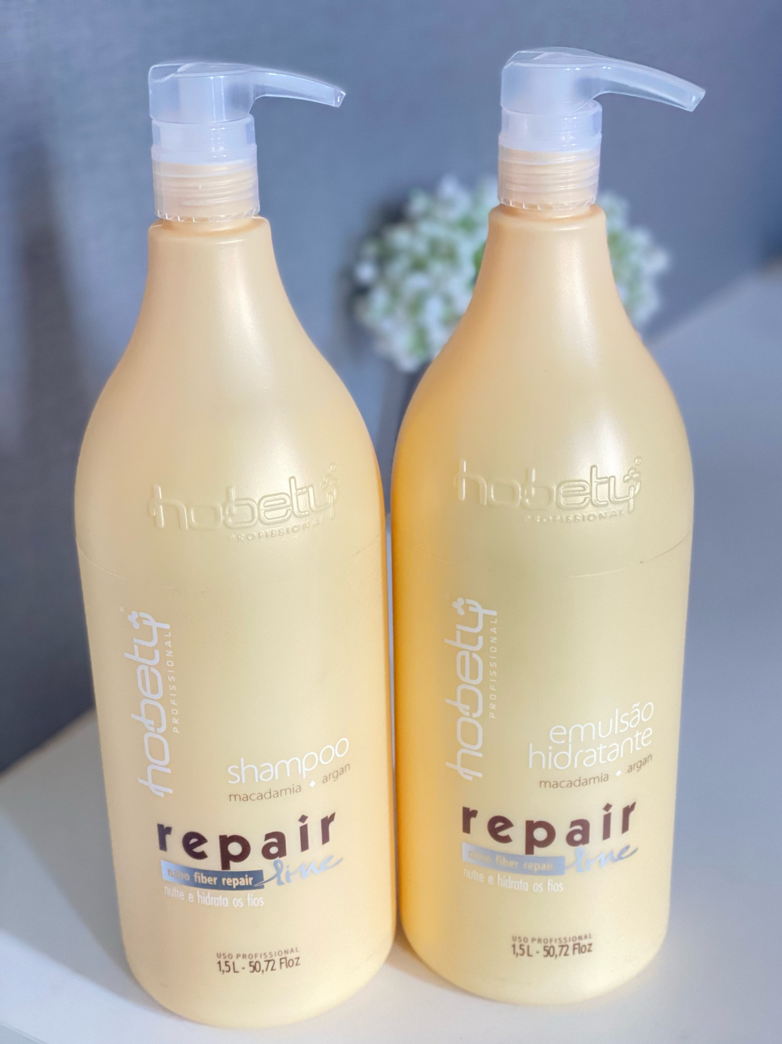 🧡Kit shampoo e emulsão hidratante Hobety repair line.
Esses foram produtos que conheci por acaso e simplesmente me apaixonei! Deixam os cabelos muito cheirosos e com um brilho surreal. E o melhor de tudo, o cheiro não fica só na hora que lavamos, ele fixa nos fios deixando-os perfumados por muito tempo. 
E não para por ai, esses produtos tem argan na composição, fazendo com que os fios fiquem nutridos e hidratados profundamente. 
Ou seja, nem sempre apenas as marcas super conhecidas ou caras nos proporcionam produtos de qualidade. 
Vale muito a pena experimentar essa linha e assim como eu, se encantar.

#LTKbeauty #LTKbrasil