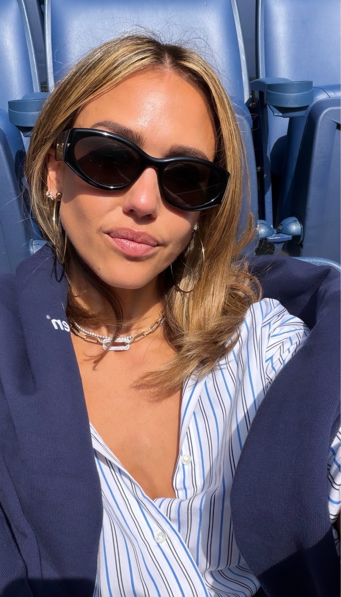 Jessica Alba black cat eye sunglasses U.S. Open ￼