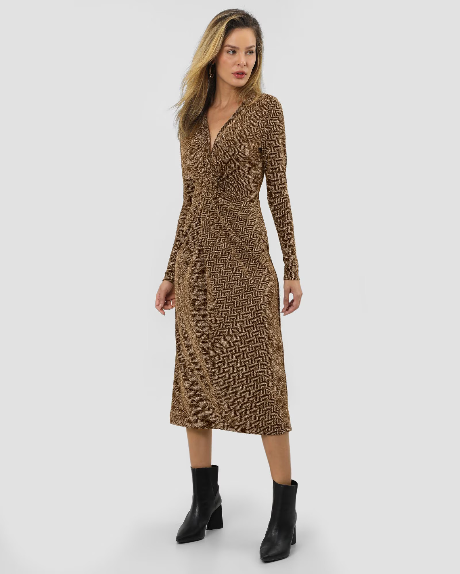 Vestido midi risca de giz e faixa bege | AK by Riachuelo | Riachuelo (BR)