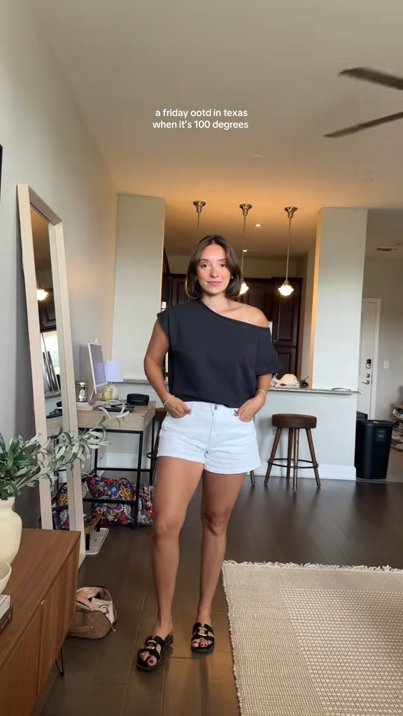 Shirt in size Médium could size Down to small and shorts are curvy love size 26 