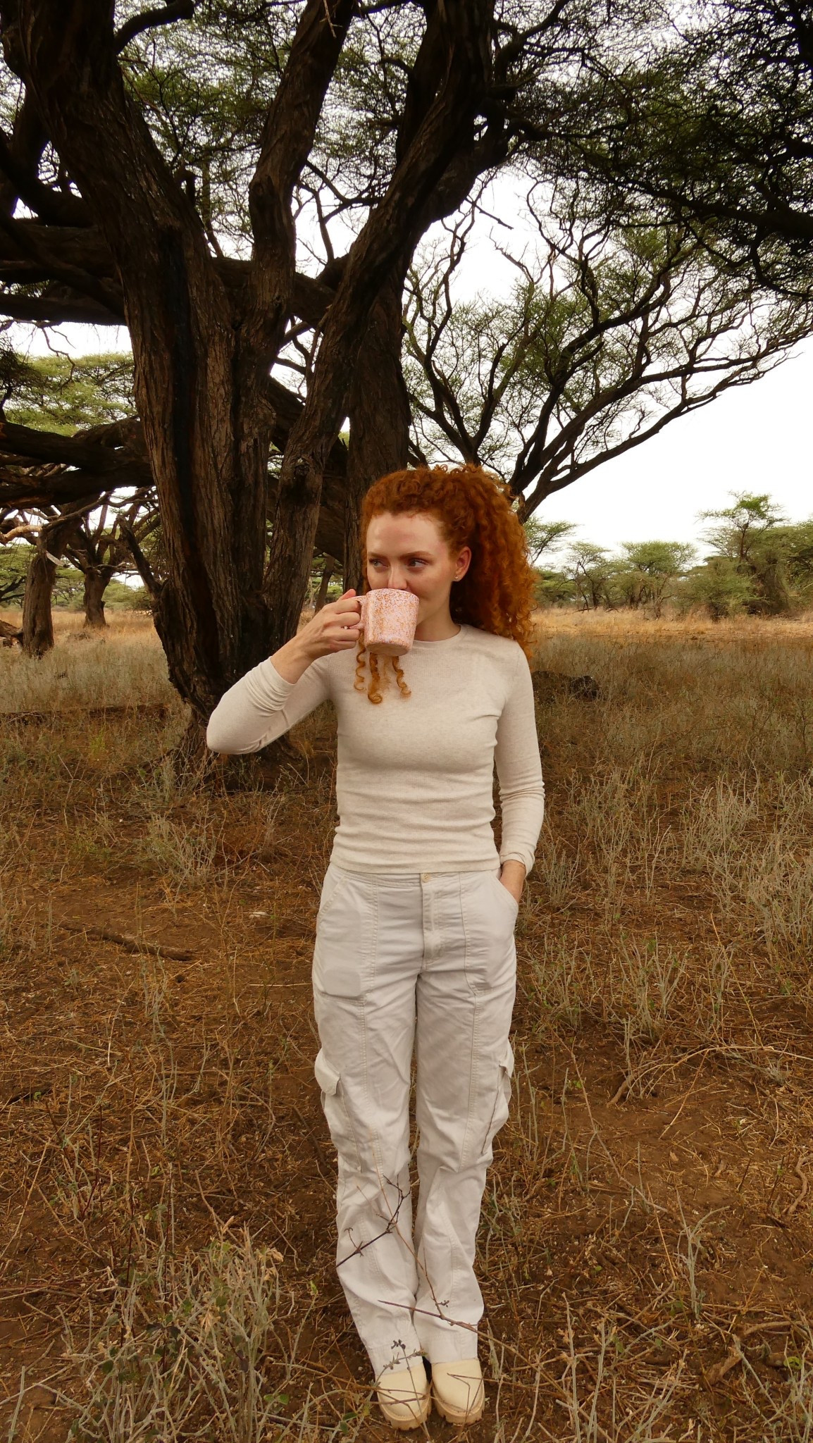 On safari, you want to wear light layers, mostly neutrals. It can be dusty and hot so lighter layers that are neutral will help keep you cool and also not show dust. Cargo pants are my number 1 recommendation because I put my
Digital camera in them and my phone and little spf and sanitizer! #safarikenya #safarioitfit 