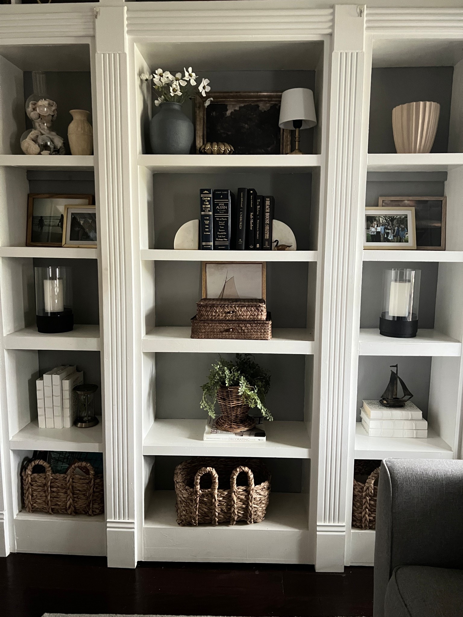 Built inns styling 
Bookcase styling 
Shelf styling 
Neutral styling 

#LTKSeasonal #LTKSaleAlert #LTKHome