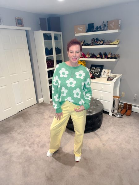 Spring outfit
Yellow jeans
Green sweater 
Easter look