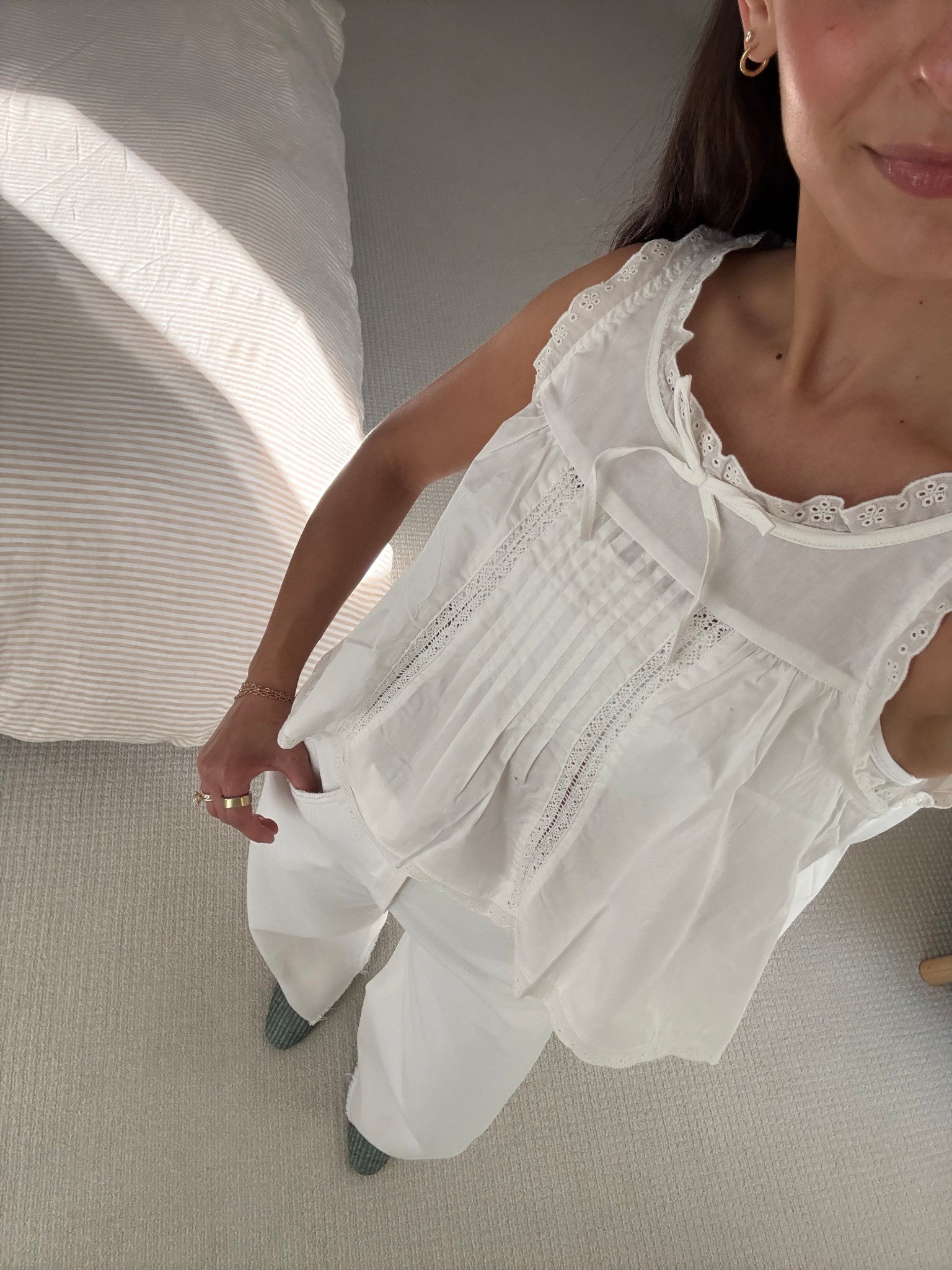wearing size XS in top & 24 in jeans ( I sized down from my typical size) 
