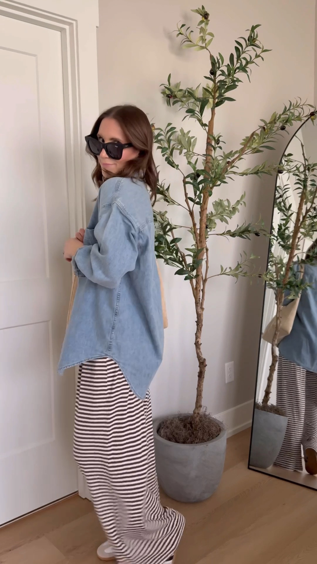 These pants are SO comfortable! Wide leg, pull on with a stretchy waistband! Paired with a denim top, my adidas samba janes and the best oversized tote!

GDWM, what I’m wearing, Abercrombie style, toddler mom outfit, aritzia denim button down 

#LTKootd