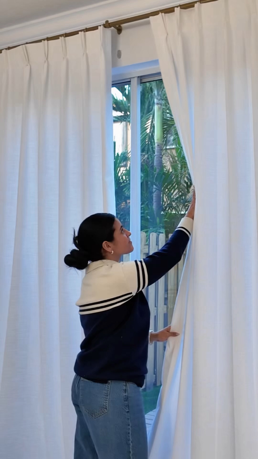 A veces un pequeño detalle puede cambiar completamente cómo se siente un espacio. Estas cortinas de @twopagescurtains hicieron que el comedor se vea mucho más cálido, luminoso y elegante, y me encanta cómo entra la luz natural.
Además, algo que me gustó mucho es que se pueden personalizar para que queden perfectas en tus ventanas.
Si están pensando en renovar algún espacio de tu casa, definitivamente vale la pena considerarlas.


#LTKdayinmylife #LTKHome #LTKmorningroutine