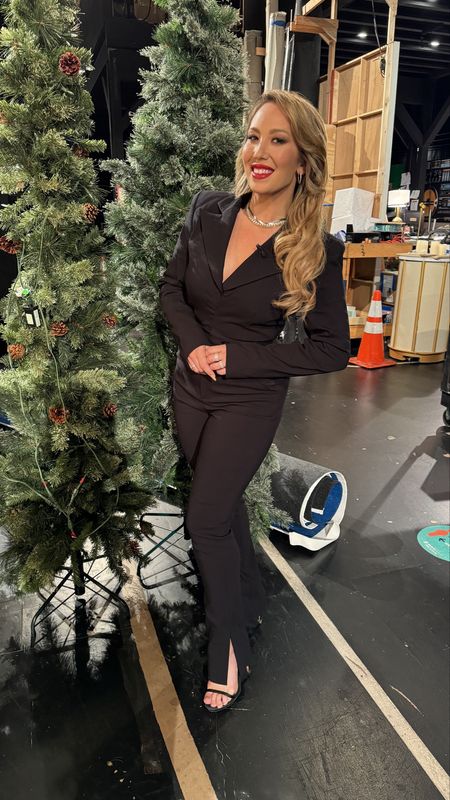 Another amazing day at The Jennifer Hudson Show in another amazing classic jumpsuit from revolve! Such a perfect outfit for any holiday parties coming up, don’t you think?! Comment below! 🎄🖤

#LTKparties #LTKSeasonal #LTKHoliday