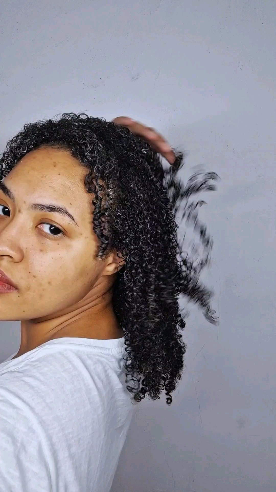 Linha Felps Professional Cachos 💚 O poder do Azeite de Abacate para cacheadas e crespasPara todas as curvaturas 2 3 4/ABC, e para cabelos em transição.Manteiga Azeite de Abacate Condicionante Noturno - Rica em proteínas, aminoácidos, minerais e vitaminas A, B, C, D e E, proporcionando uma reposição de óleo essencial, nutre os fios em quanto dorme.Shampoo Low Poo - Rico em proteínas, aminoácidos, minerais e vitaminas A, B, C, D e E, o Azeite de Abacate tem enorme poder de nutrição, limpa o cabelo com suavidade. Fórmula antioxidante previne o envelhecimento dos fios, proporcionando maciez, brilho e nutrição. Pode ser utilizado em técnicas LOW-POO.Ampola Potencializador - Ampola power de umectação, ótimo para rotina de cuidados capilares de forma rápida e poderosa. Age em três minutos. Supernutrição, cabelos macios e hidratados, além de recuperar fios secos e quebradiços.Condicionador - Rico em proteínas, aminoácidos, minerais e vitaminas A, B, C, D e E, o Azeite de Abacate, alto poder de nutrição, desembaraça o cabelo com suavidade. Fórmula antioxidante que previne o envelhecimento dos fios, mantendo os cachos com brilho e maciez, age de 3 à 5 minutos. Pode ser utilizado em técnicas CO-WASH.Ativador de Cachos - Rico em proteínas, aminoácidos, minerais e vitaminas A, B, C, D e E, o Azeite de Abacate é um excelente aliado ao cabelo cacheado, crespo ou em transição, devido ao seu enorme poder de nutrição. Livre de parabenos, sulfatos e petrolatos.

#LTKbrasil #LTKbeleza #LTKsummer