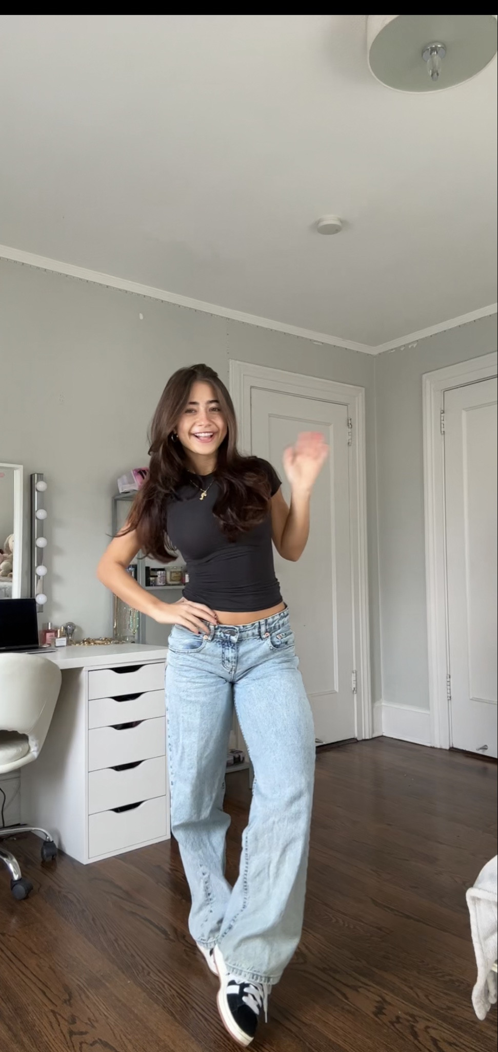 top: xs
jeans: motel rocks (low rise parallel) (80s light blue wash) (W26 L32)