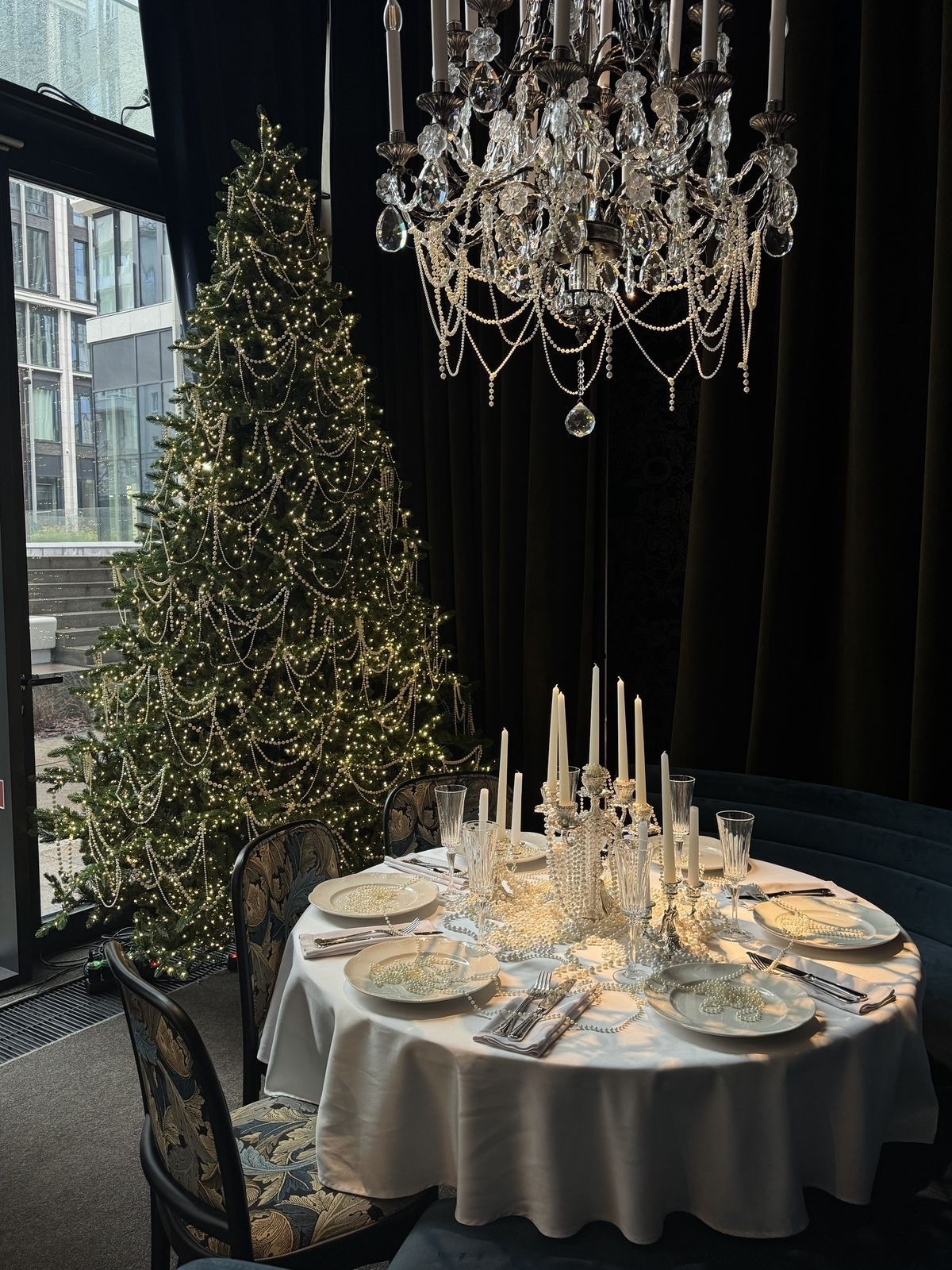Christmas Tablescape 🤍✨

#LTKHome #LTKHoliday #LTKfoodie