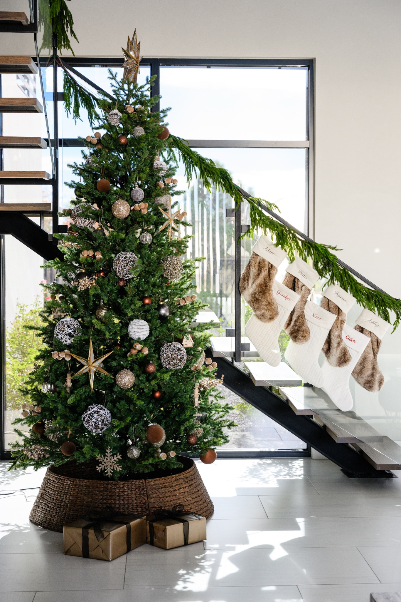 Holiday Christmas Tree Home Decor #holidayhome #homedecorating #neutralholiday 

 

#LTKHoliday #LTKSeasonal #LTKHome