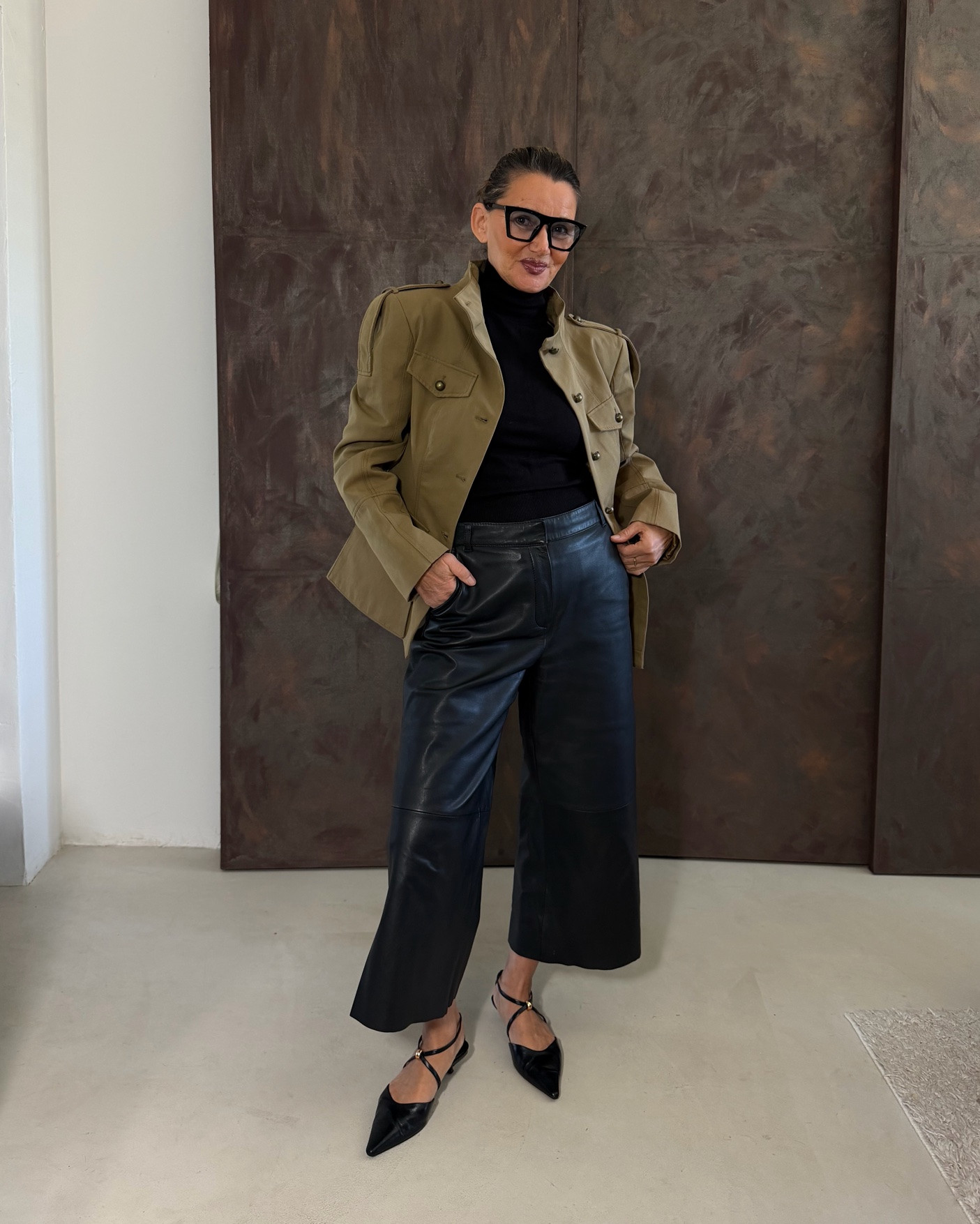 Mein ootd in all Black 🖤 mit oliv 🫒
Lederculotte mit Top 
Dailylook schick Office Look

#LTKautumn #LTKstyletip