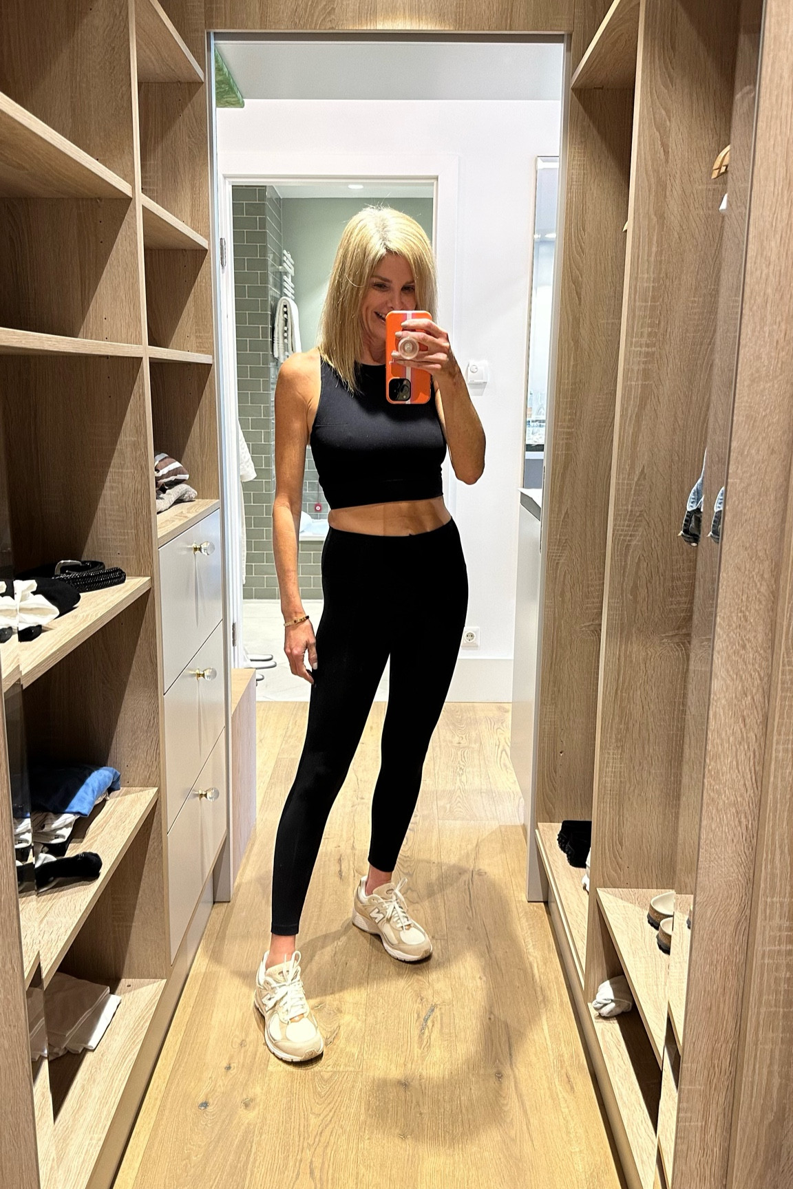 Size M top and size S leggings
Sneakers - TTS 