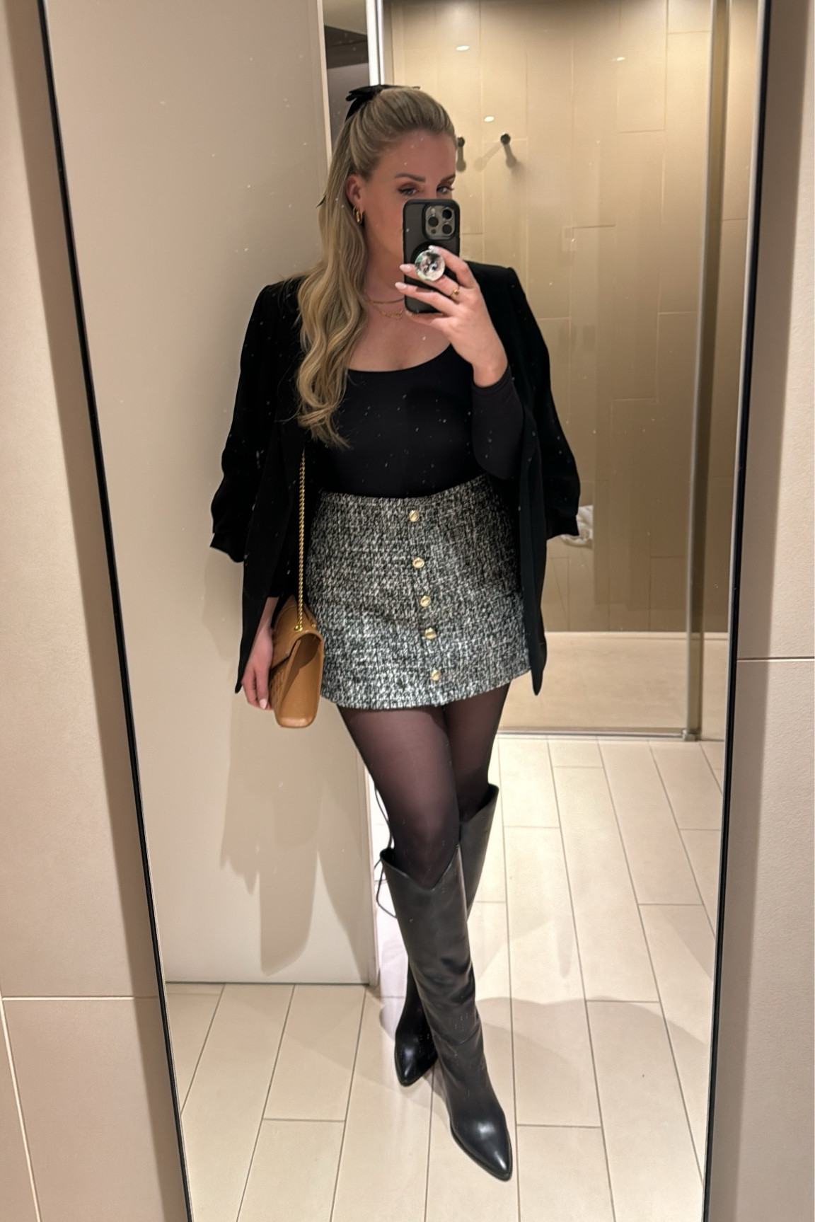 A night out in Barcelona ✌🏼🖤 my exact skirt is sold out but I’ve linked a few I also love! My tights are Sheertex & my bow is from Amazon 