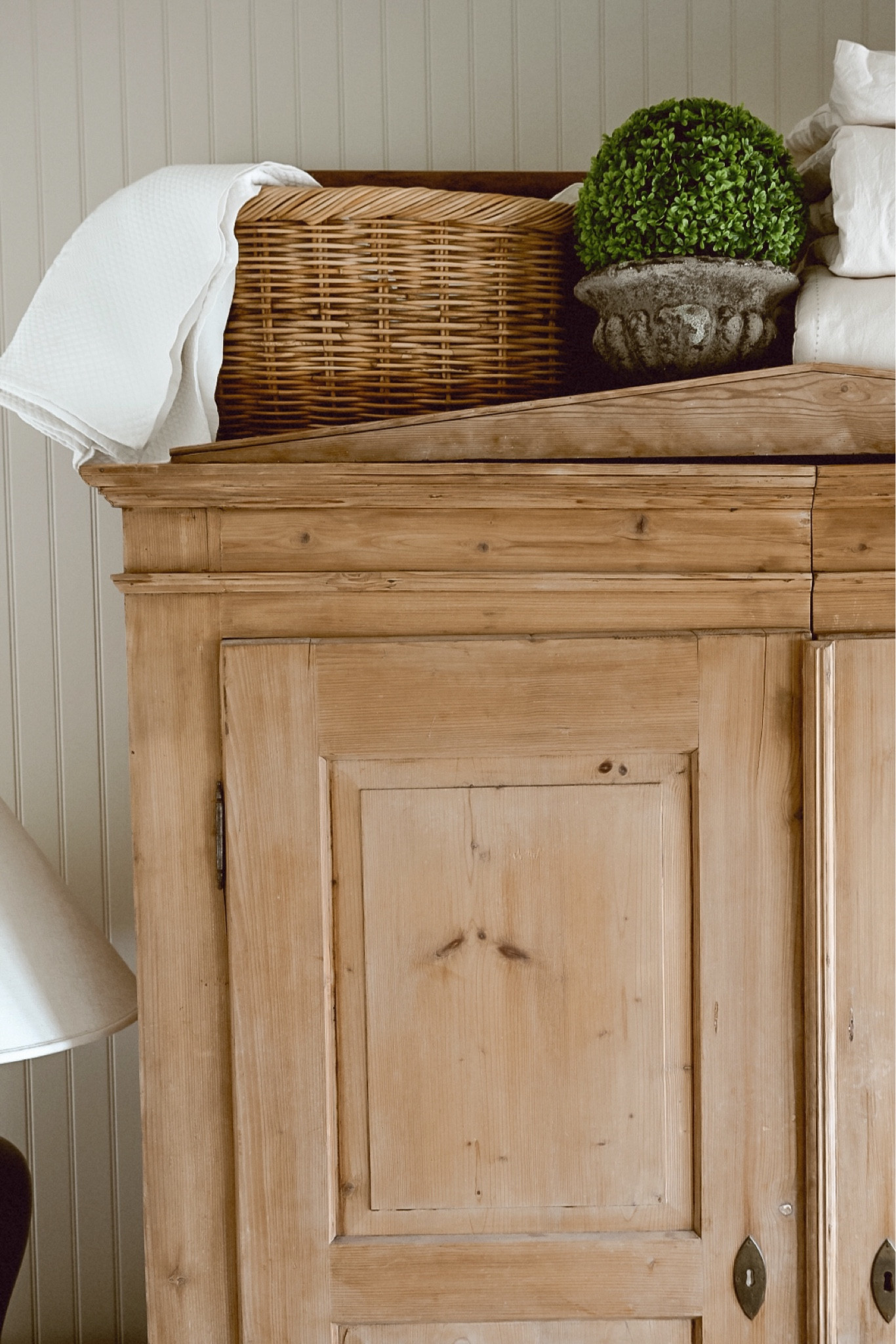 Cozy cabinet styling 

#LTKhome #LTKSeasonal #LTKstyletip