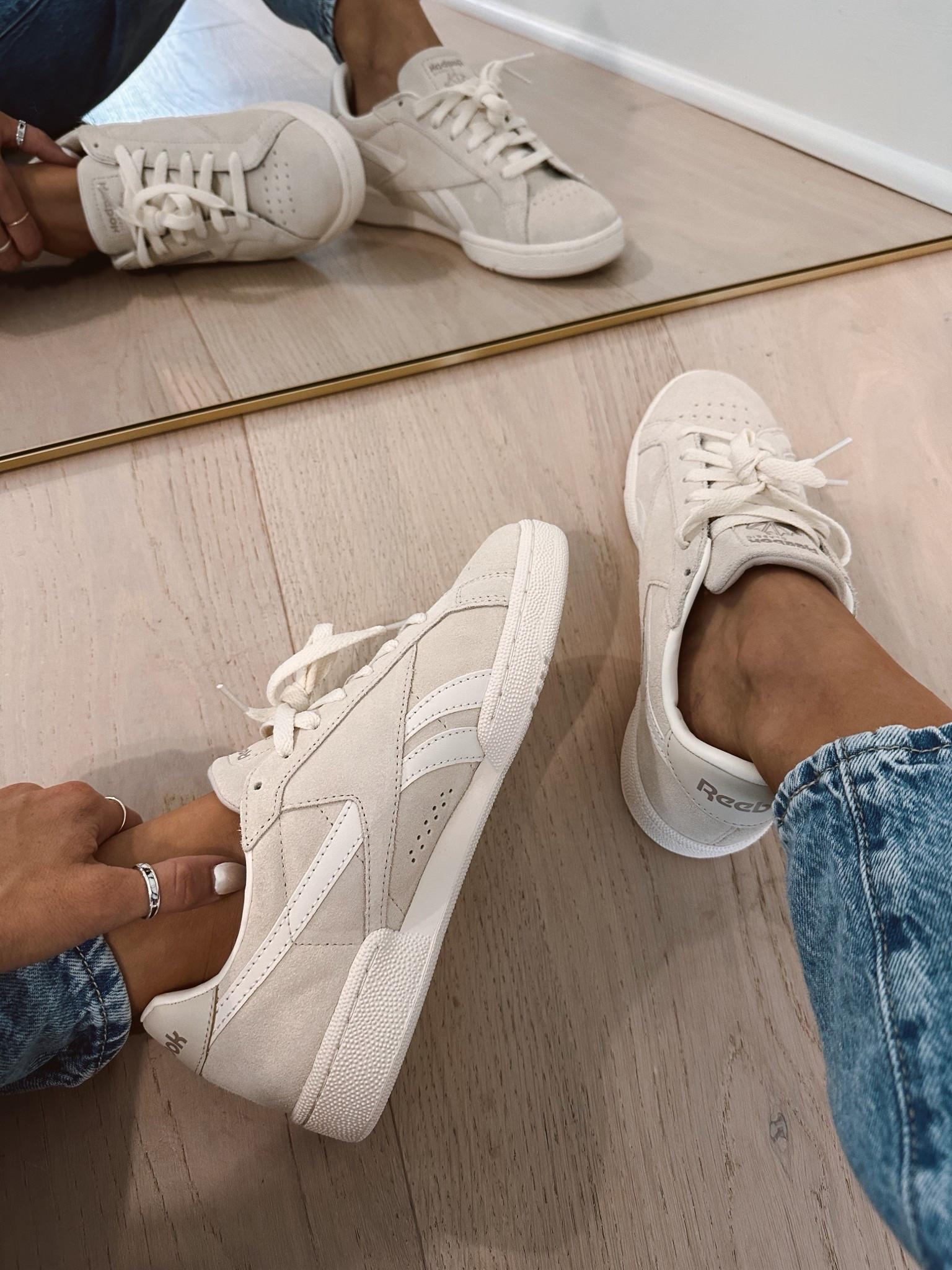 New suede cream sneaks 👌🏻🤍👟

@reebok @dsw #reebokpartner