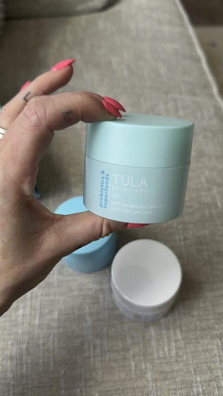 Save at Tula with code HEYITSJENNA on the new light as air 24-7 Am Pm moisturizer this is great for oily or combination skin it’s so lightweight! Brand new mush have cult skincare for spring and summer 

#tulapartner #embraceyourskin