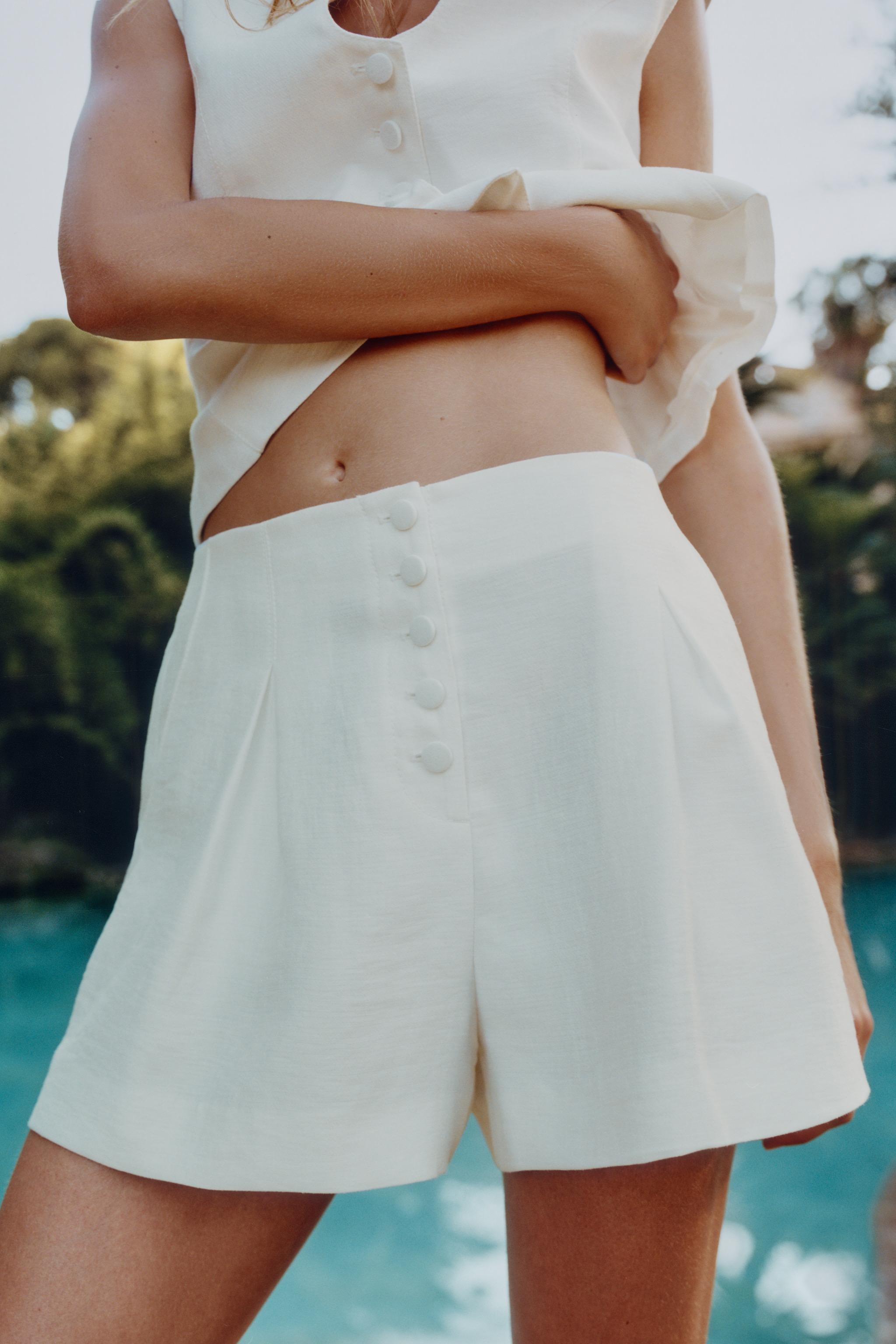 Mid-rise shorts with front pleats. Front closure with matching fabric-covered buttons. | Zara US