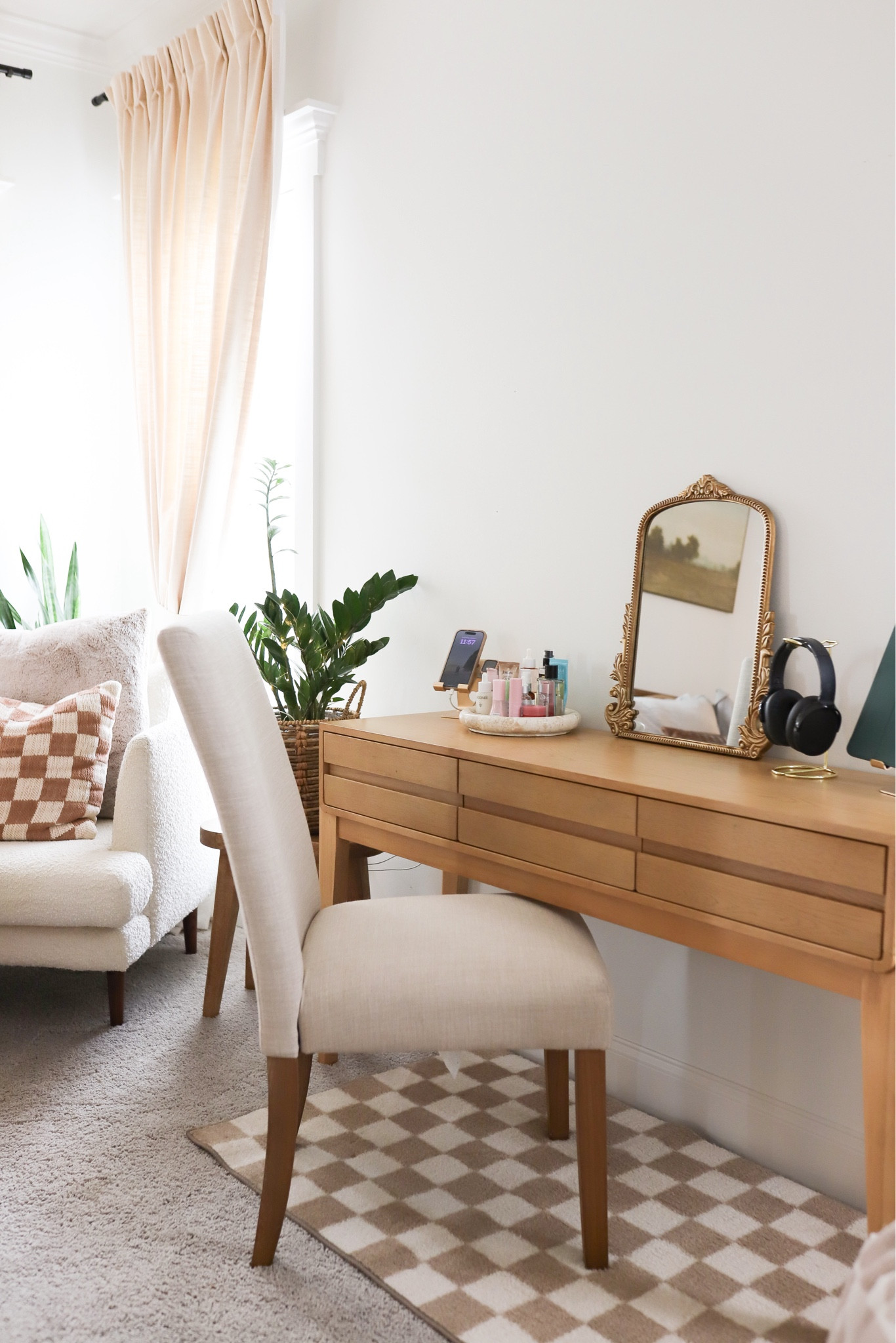 Desk/Vanity set up 🫶🏼

#LTKbeauty #LTKVideo #LTKhome