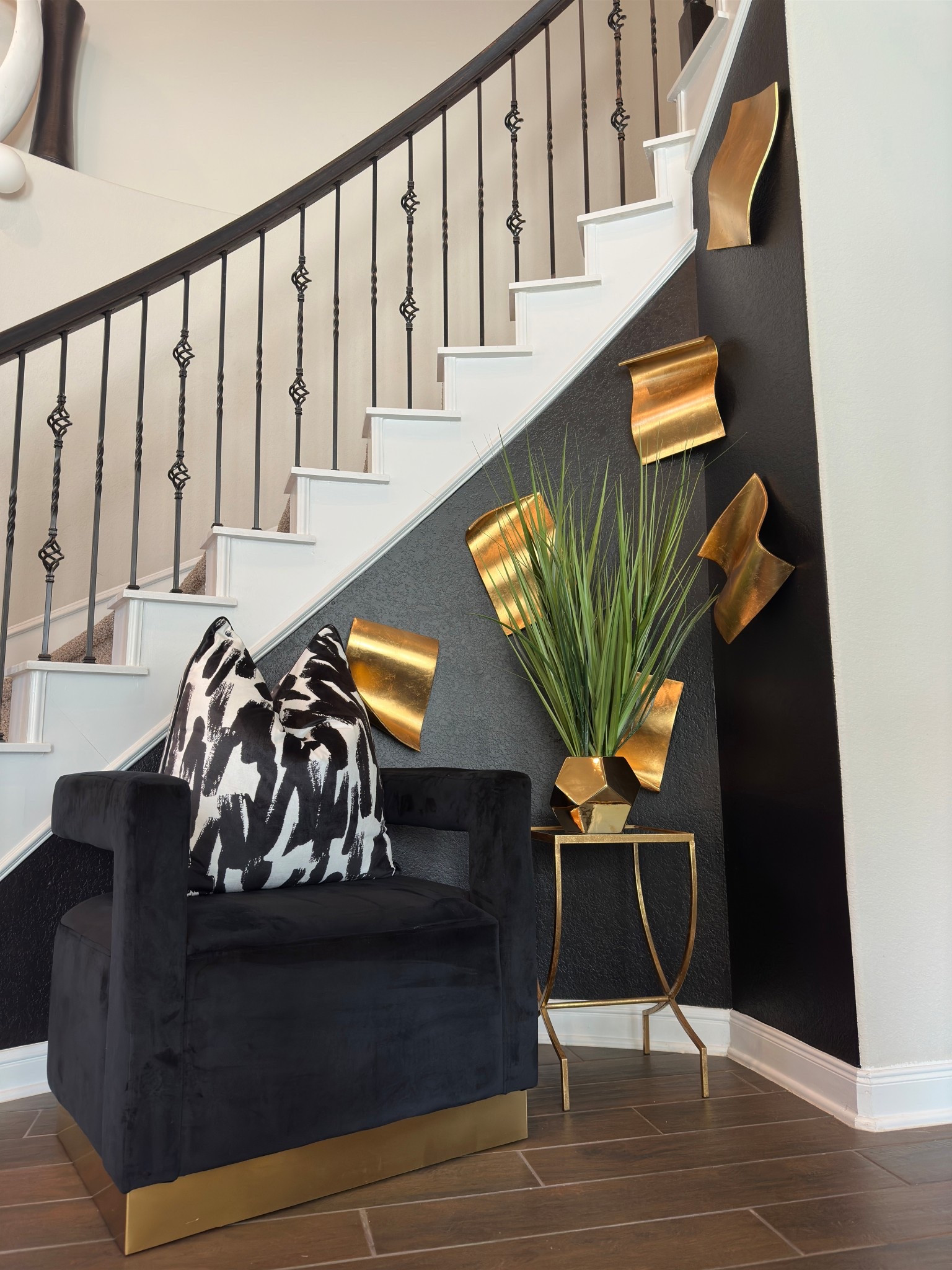 Decorating the curve of your staircase can be challenging. Here is how I decorated mines. 

#homedecor #homedecorating #stairs #homefinds 

#LTKHome