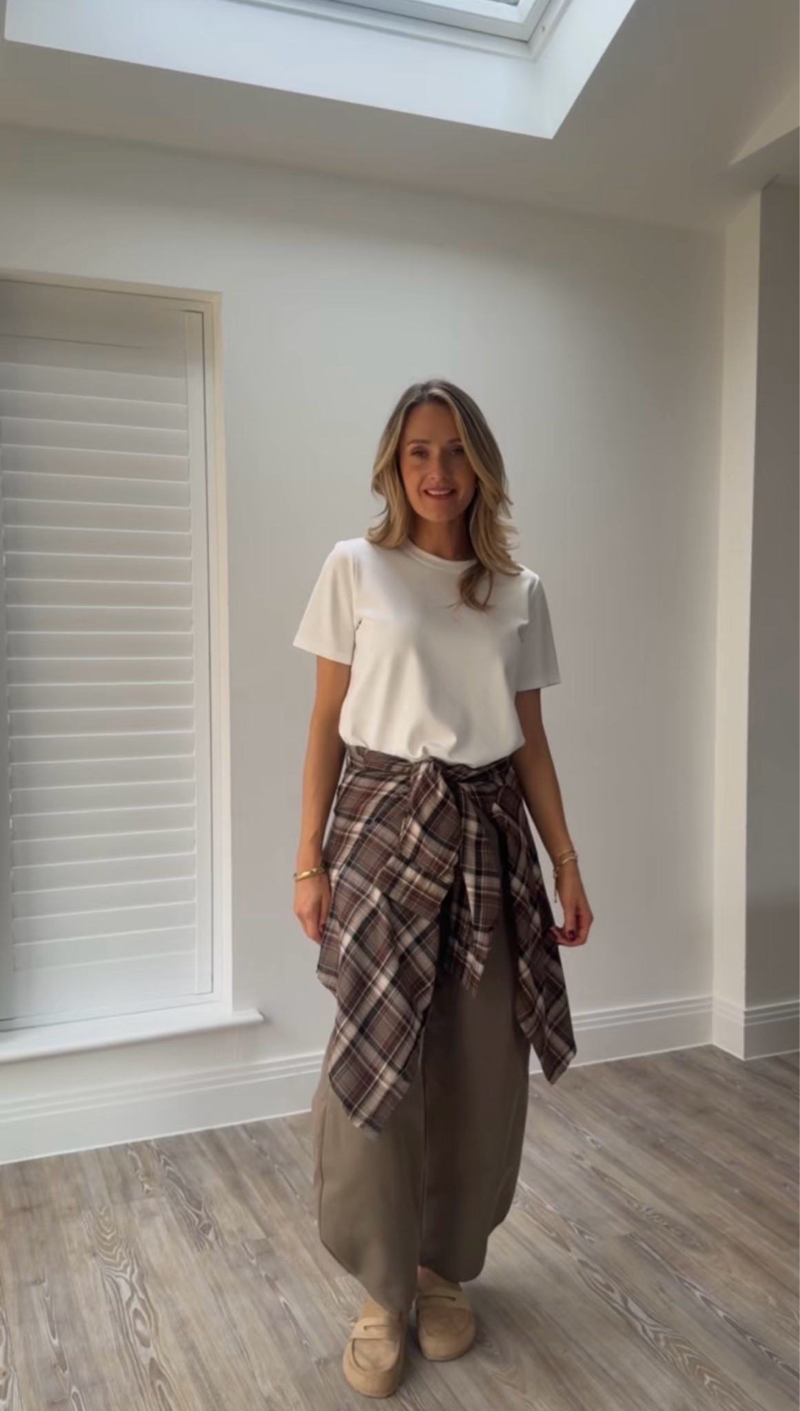 The most amazing cargos! They have a poppet on the ankle so they can be worn cinched in or wide. The quality is unreal!! Love them styled with the mules and a short tied around the waist. This eat shirts are such a staple too by the way!! Amazing quality- I want to see what other colours they do 

@Primark ad
