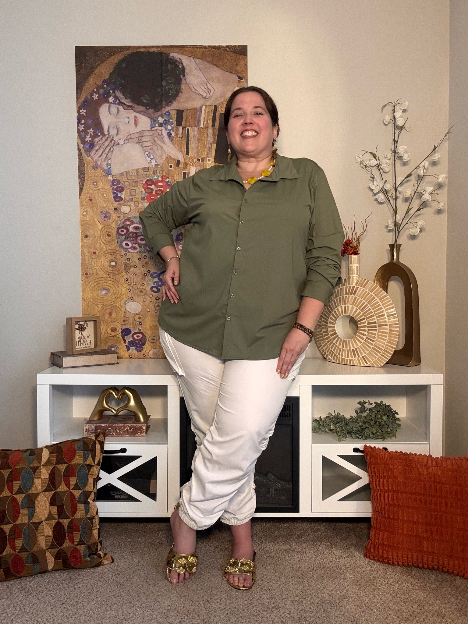 So difficult to find a good fitting shirt. Especially for my wide hips! 

Stretchy is the way! 

Doesn’t look it’s stretchy, right? 🙂

#LTKOver40 #LTKMidsize #LTKPlusSize