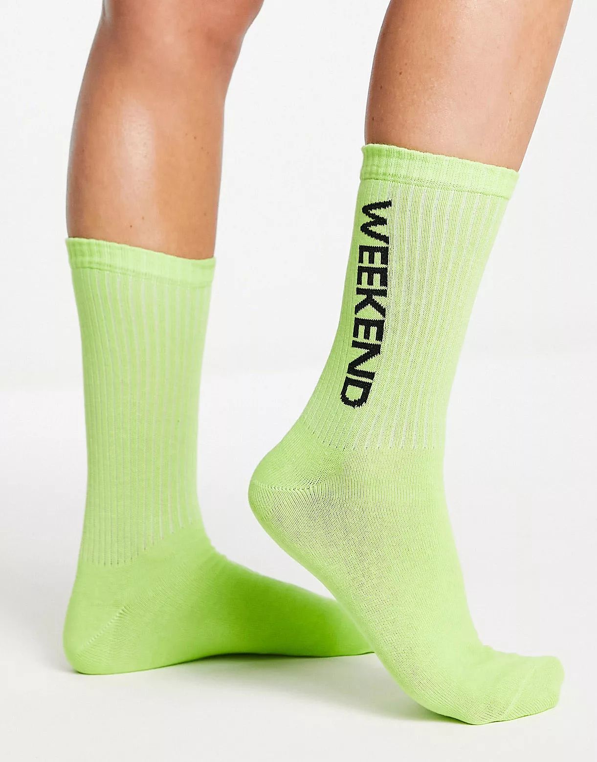 ASOS – Weekend Collective – Wadenlange gerippte Socken in Limettengrün mit horizontalem, get... | ASOS (Global)