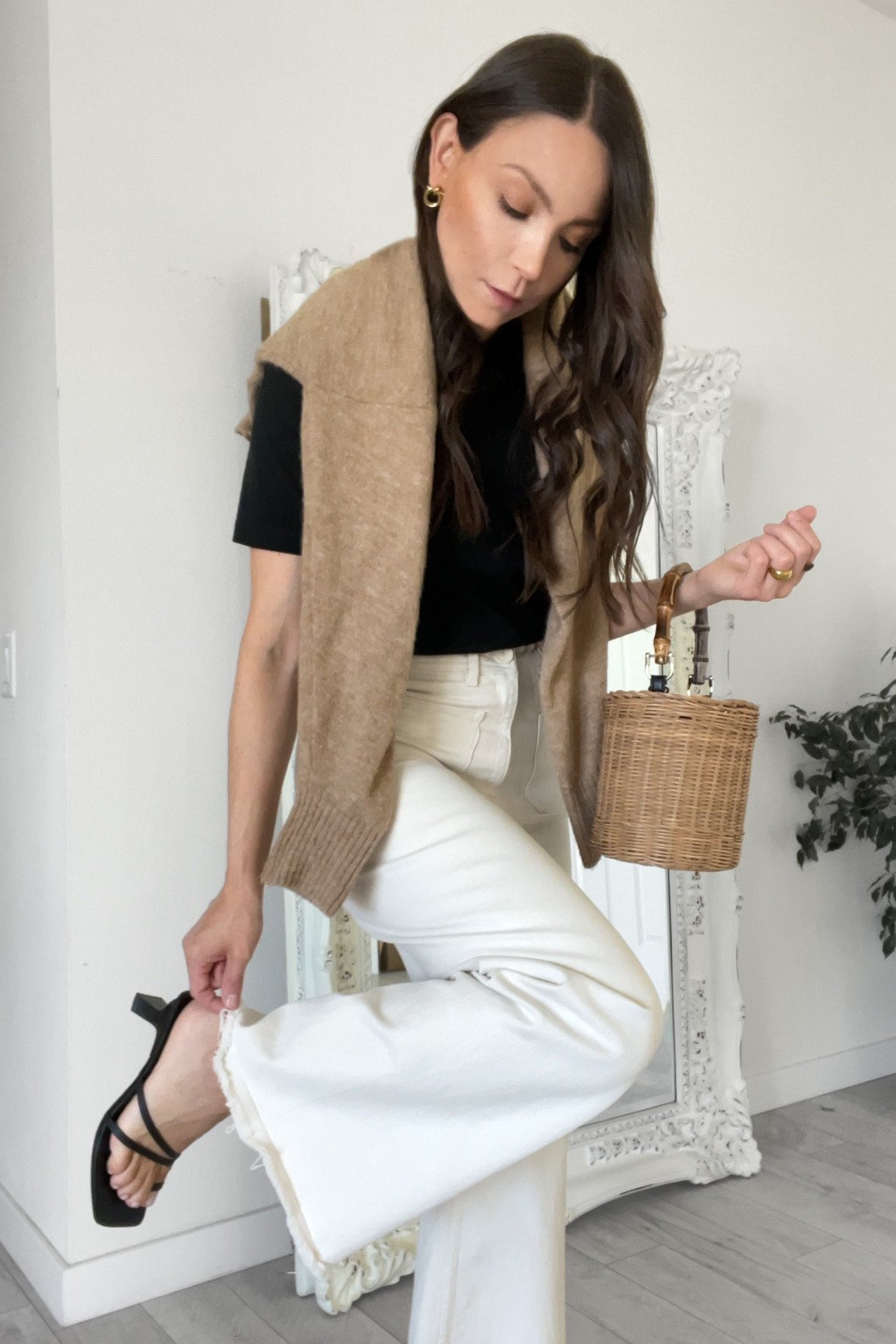Black, white and beige 👌🏼🖤☕️ 

Neutral outfit
Black t-shirt outfit 
Black sandals
Low heel sandals
Bucket bag
Basket bag
Bucket basket bag 

#LTKworkwear #LTKstyletip #LTKFind