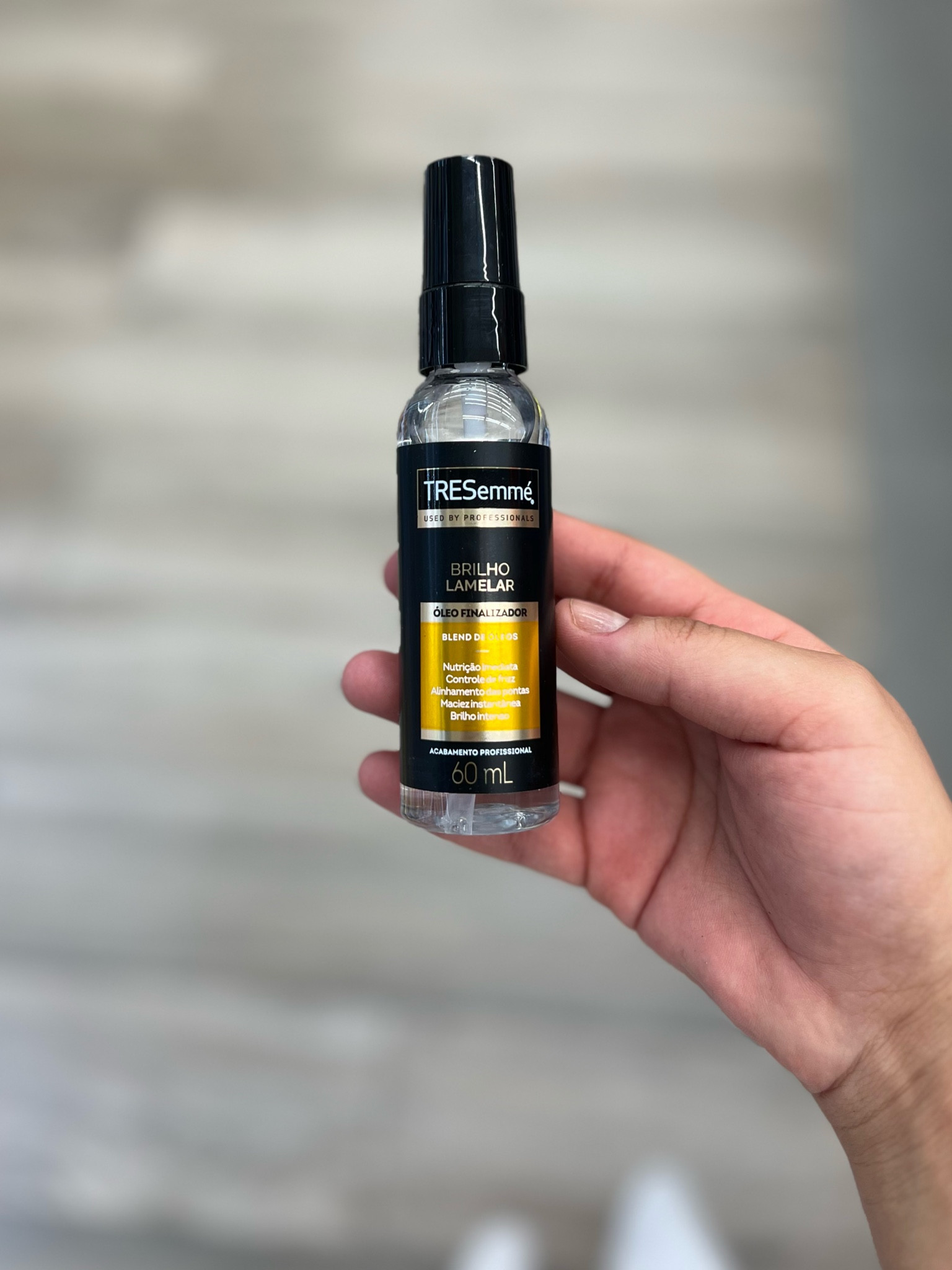 O óleo tresemmé  promete  brilho intenso e nutrição instantânea com o óleo finalizador TRESemmé que usa a revolucionária tecnologia Lamelar para selar as cutículas dos cabelos

#LTKbrasil #LTKbeauty #LTKsale