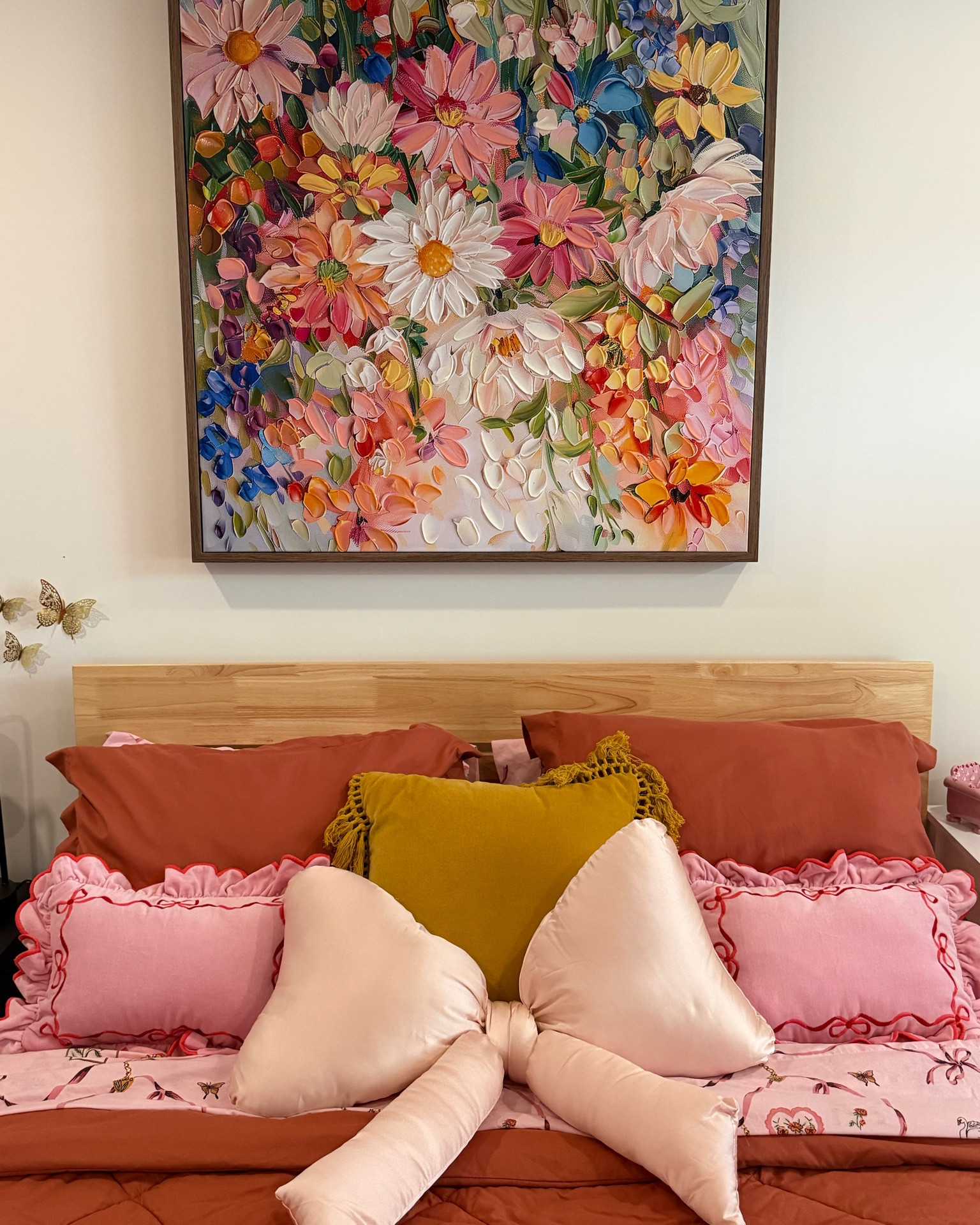 A warm and colorful bedroom > 
🍓🎀

#LTKHome