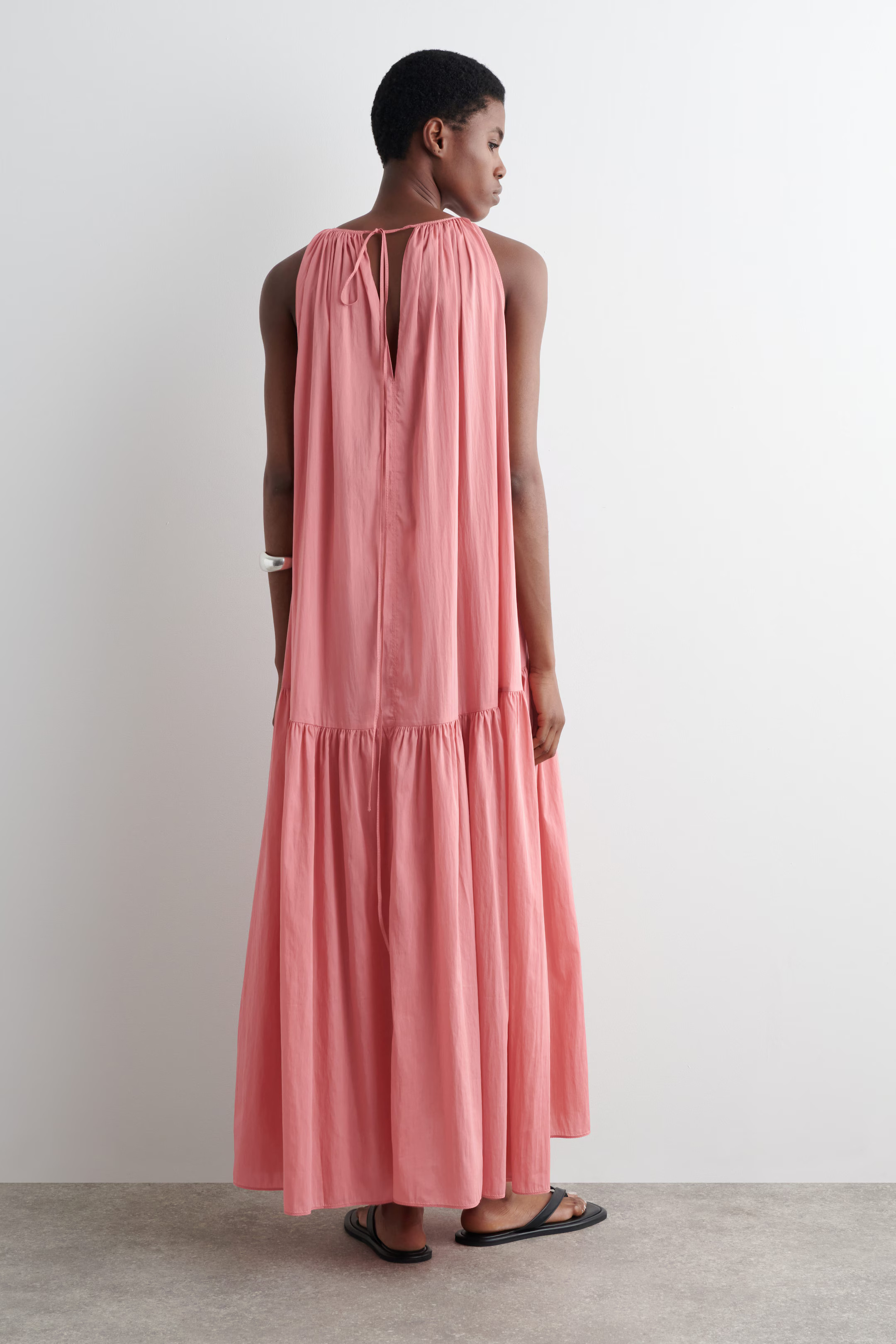ABITO MAXI ARRICCIATO CON SCOLLO ALL'AMERICANA - ROSA | COS | COS (EU)