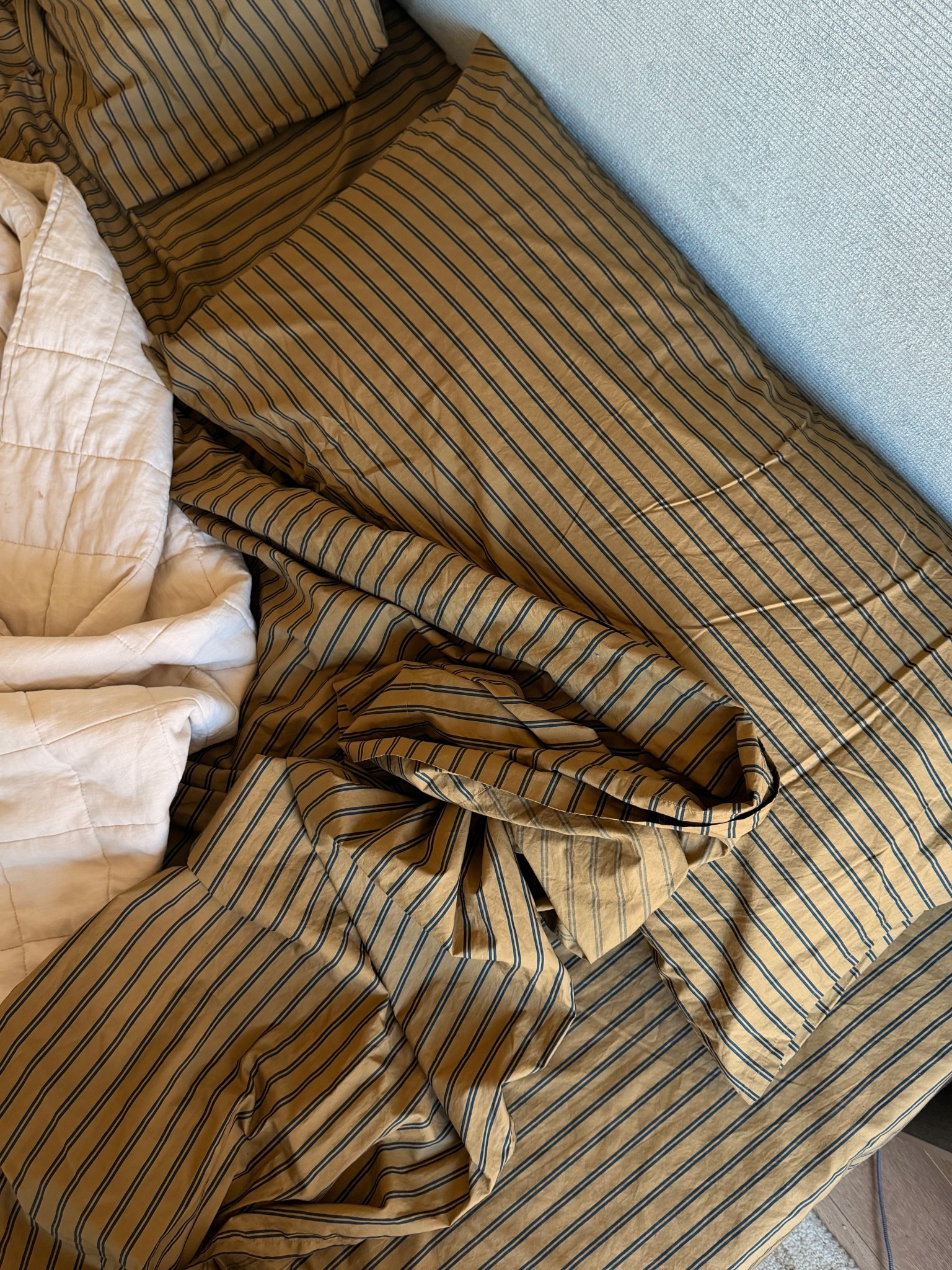 Decided to have some fun with these new sheets!! I love the tension it gives against the blue headboard!!