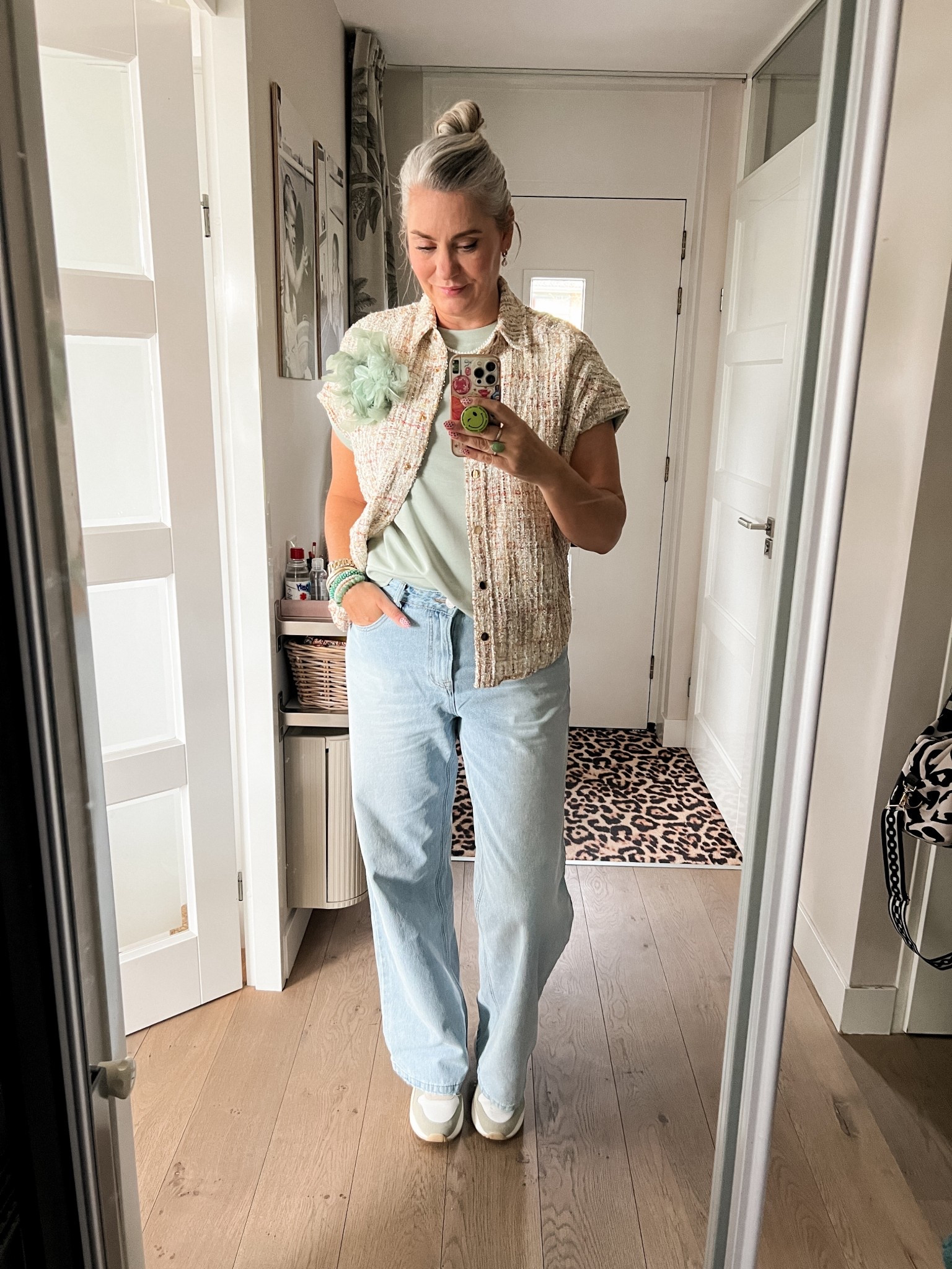 OOTD - Donderdag. Bouclé gilet (https://pzz.to/kbBKcq/PastelgoudgiletNorah maat 38-40) over een lichtgroen shirt (oud Norah maat 40), broche met bloem en veren en een lichtblauwe straight leg jeans (Norah, 40) en pastelkleurige Hub sneakers (tts). 



#LTKeurope #LTKstyletip #LTKnederlands