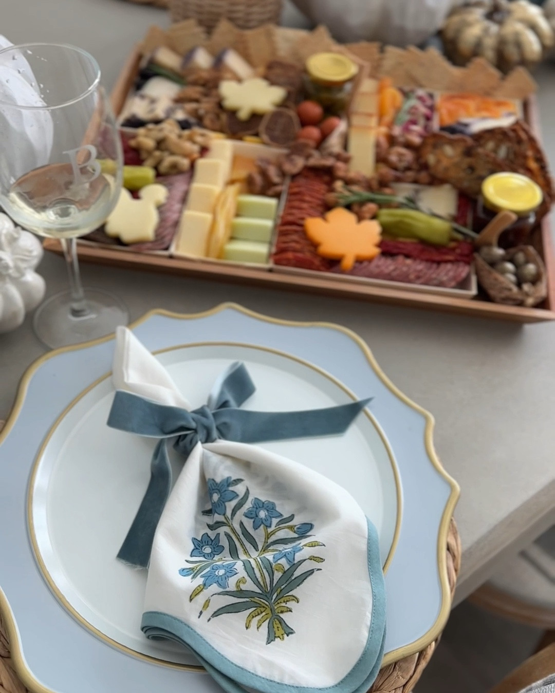 @Boarderie  Thanksgiving Board. Stress free Thanksgiving appetizer, perfect for hosting! No cutting or prepping. needed. Shipped free overnight nationwide. #Boarderie  #BoarderiePartner #thanksgivingappetizer

#LTKParties #LTKHome #LTKVideo