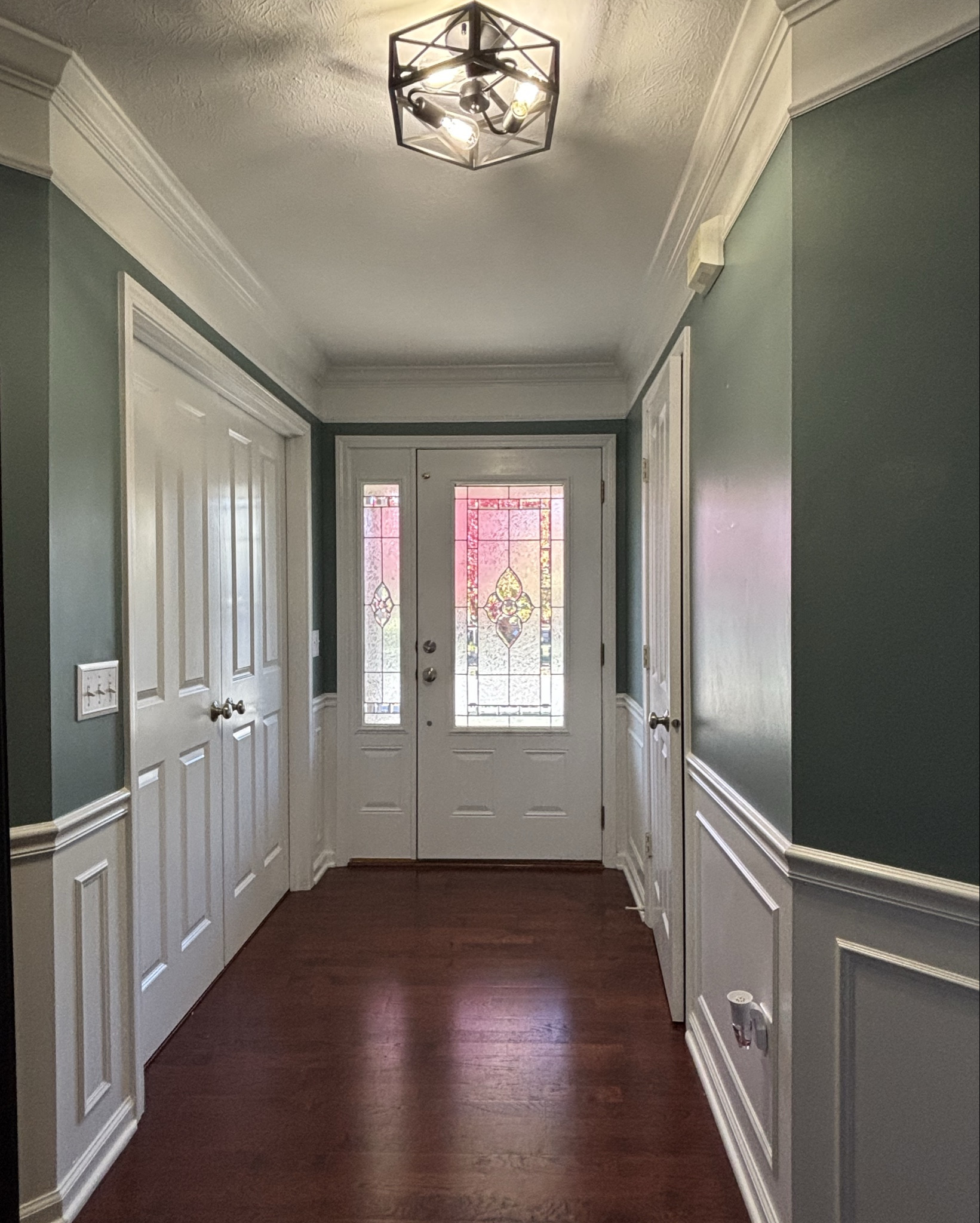 We recently bought a new house so we’re updating and decorating! Sharing as we go 😊 What a different a light fixture can make in modernizing your home! 

#homereno
#newhome

#LTKHome