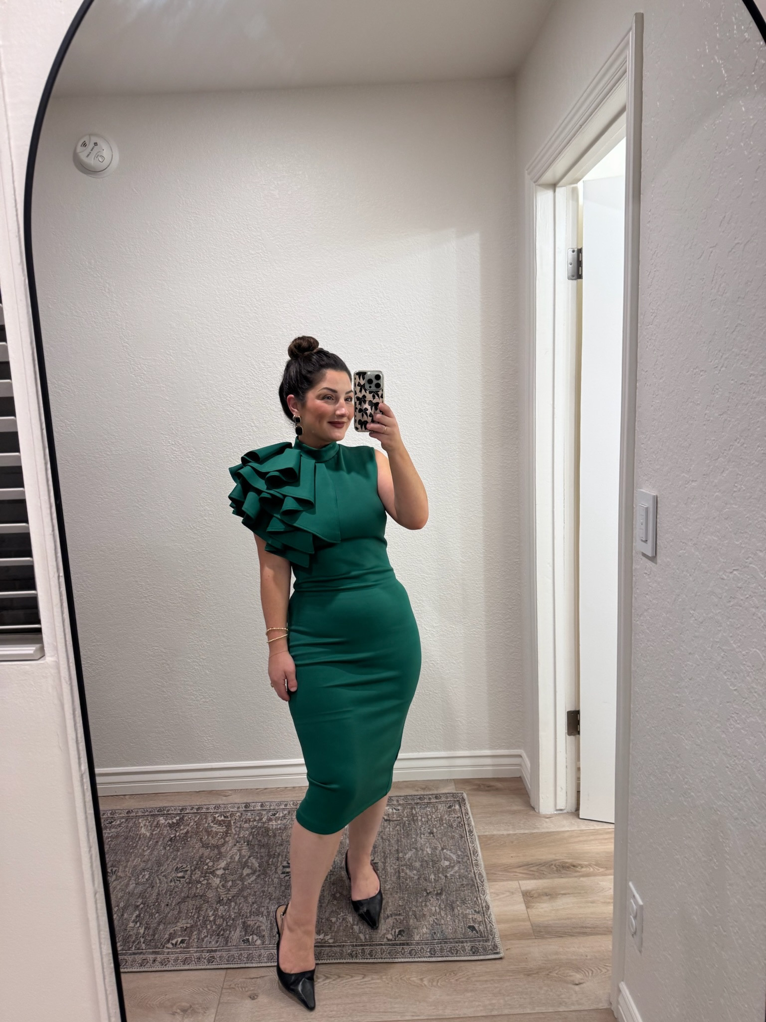 Cocktail dress with a gorgeous ruffle neckline! Size small (5'0" 140lbs)


#LTKFindsUnder50 #LTKWedding #LTKPetite