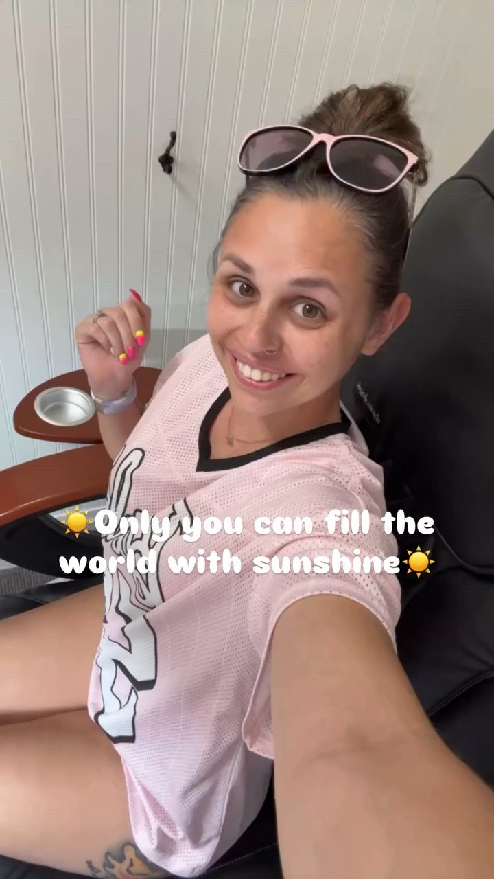 Snow White said it best 🤭

Getting my nails done and my bun is bunning 💅

#positivevibes #positivity #sunshine

#LTKdayinmylife #LTKselfcare